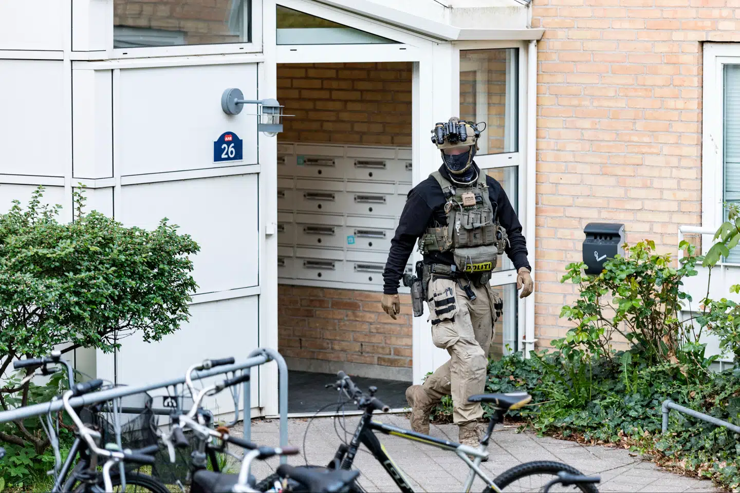 Politiet er sammen med aktionsstyrken ( AKS ) til stede ved Storegårdsvej i Brønshøj onsdag morgen.