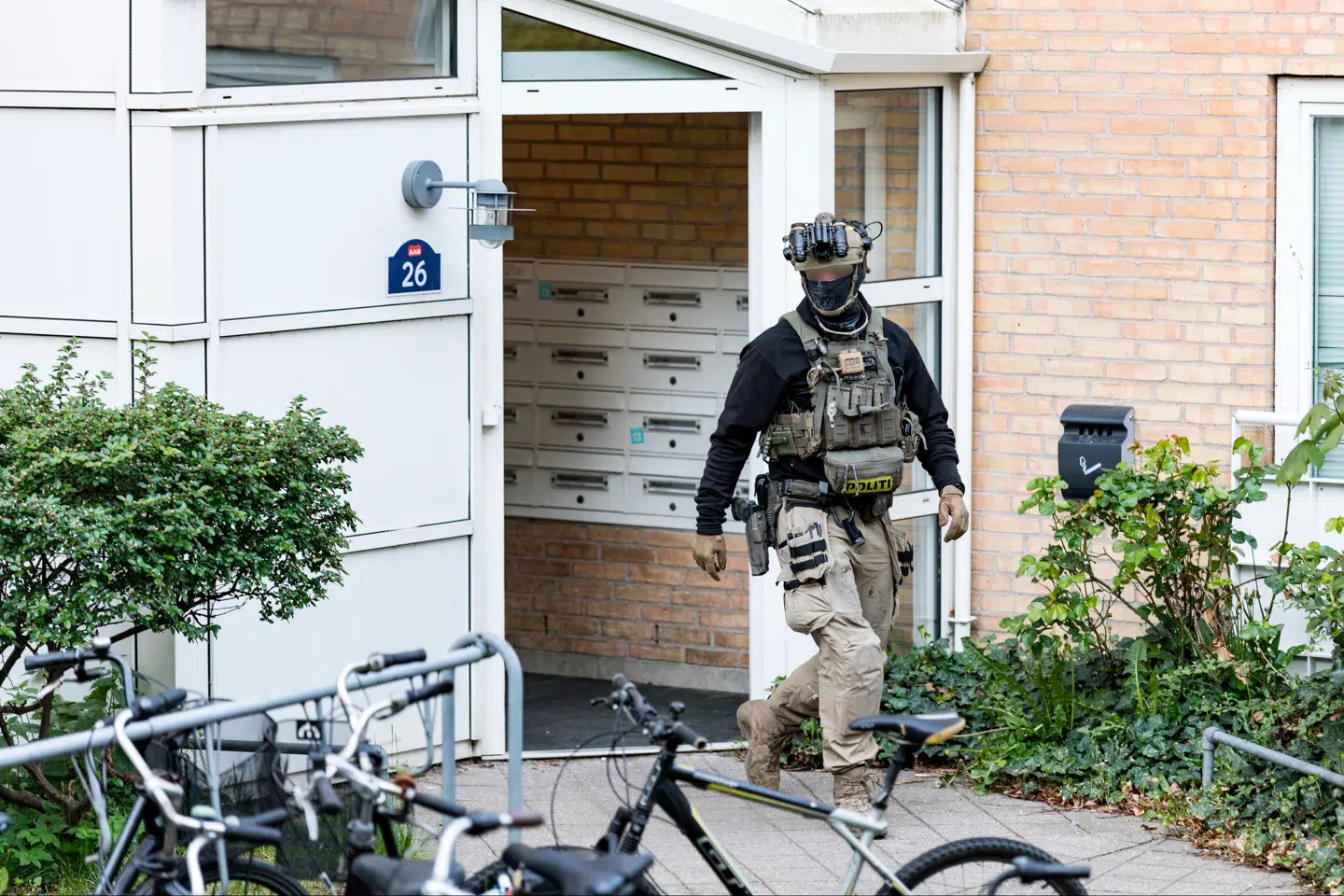 Politiet er sammen med aktionsstyrken ( AKS ) til stede ved Storegårdsvej i Brønshøj onsdag morgen.