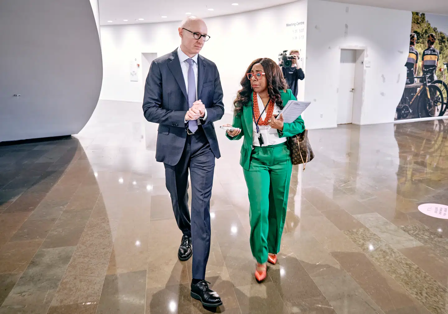 På et pressemøde i februar i år troede Novo Nordisks topchef, Lars Fruergaard Jørgensen, ikke, at Novo Nordisk ville blive nødt til at ændre noget i selskabets diversitetspolitik. Her er Fruergaard på vej til pressemødet sammen med Ambre James Brown, selskabets internationale pressechef.