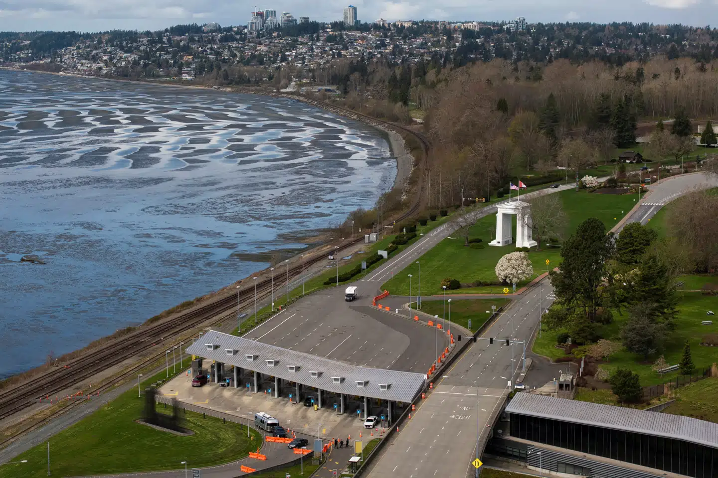 Et vue fra luften over grænseovergangen mellem USA og Canada i Blaine. Den tredjetravleste grænseovergang har i april oplevet en nedgang i trafikken på 52 procent, fordi canadierne boykotter USA.