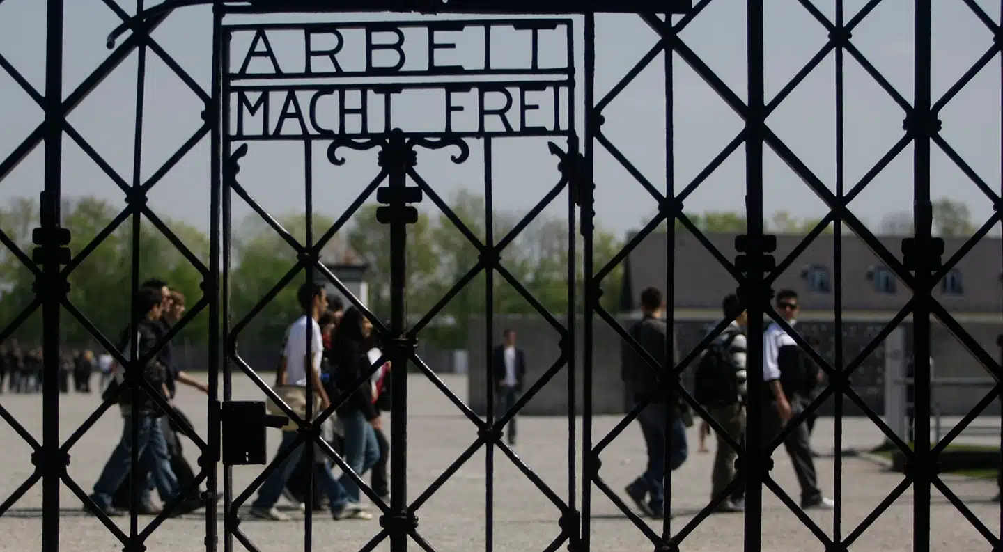 Koncentrationslejren i Dachau blev oprindelig bygget med formålet at være interneringssted for nazisternes politiske modstandere, særligt kommunister, socialister og socialdemokrater.