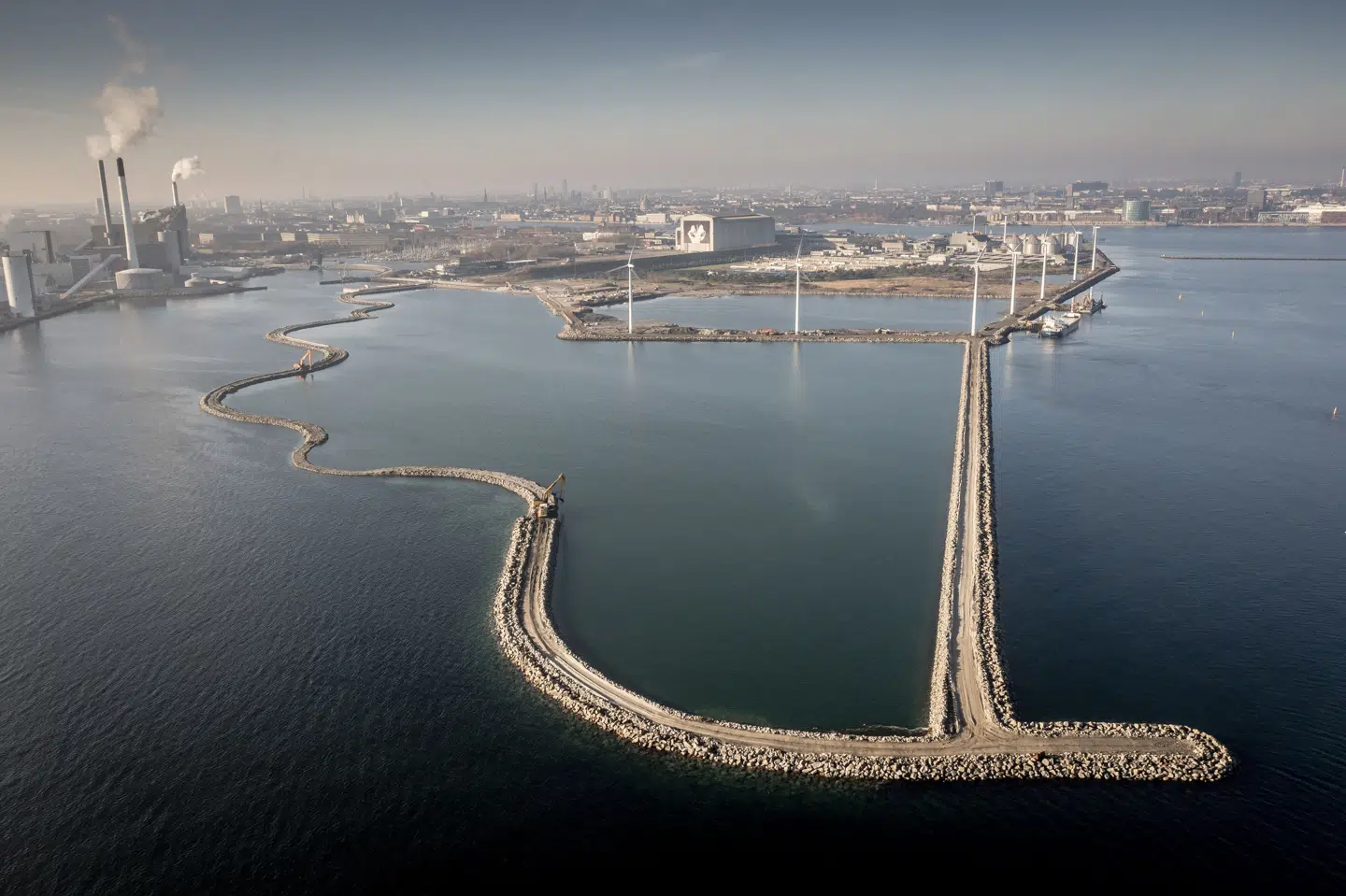 Stendæmningen ved Lynetteholm i Københavns Havn skal på sigt udgøre en vigtig del af den kommende stormflodssikring af København. (Arkivfoto).