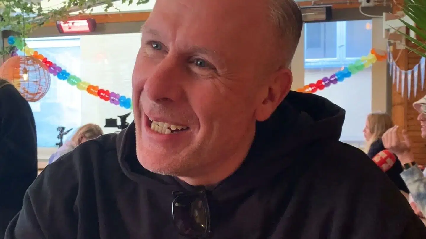 B.T. møder L.O.C. på et pressemøde for Primes comedyprogram 'Roasted: Verdens sjoveste ferie'.