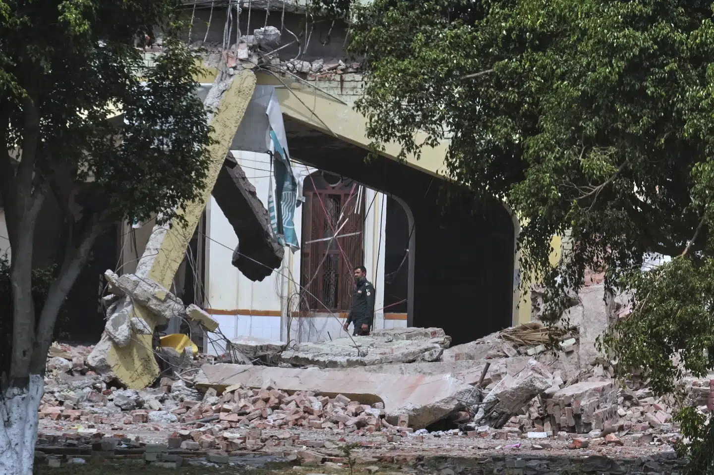 En privat sikkerhedsvagt går i ruinerne af en ødelagt bygning i Muridke, der ligger i Pakistans Punjab-provins. Indien indledte tirsdag aften en såkaldt "antiterroroperation" i Pakistan.