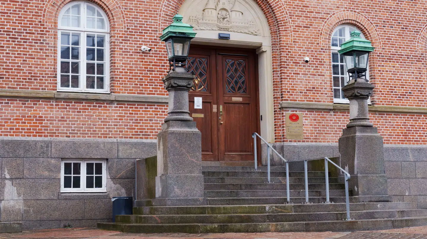 Den tidligere stifter og direktør i Redningsgruppen, Henrik Kalmer Svensk Meyer, blev dømt for de mange ulovlige våben her ved byretten i Aarhus.