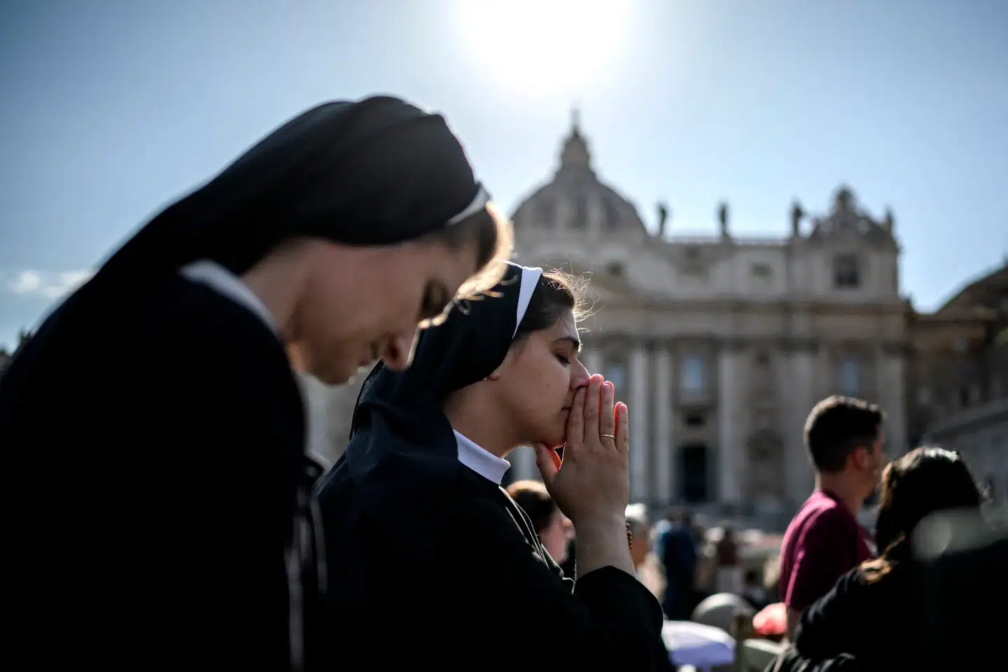 Udenfor Peterskirken i Vatikanet stod flere og bad, da messen var i gang.