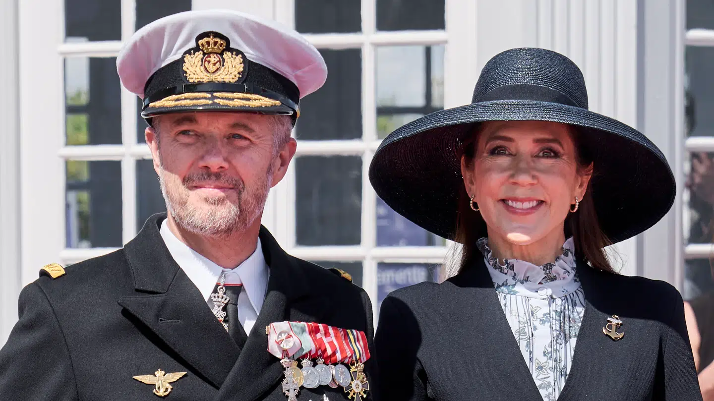 Kong Frederik og dronning Mary går officielt ombord på Kongeskibet Dannebrog ved Nordre Toldbod i København, onsdag den 7. maj 2025.