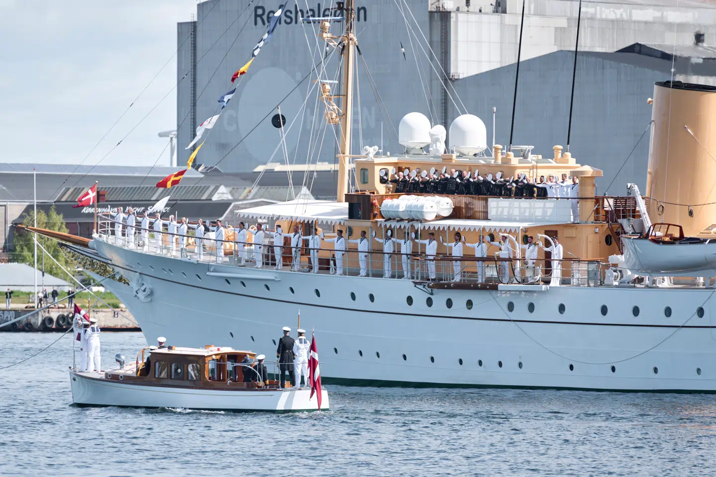 Kong Frederik og dronning Mary gik officielt ombord på Kongeskibet Dannebrog ved Nordre Toldbod i København, onsdag den 7. maj 2025.