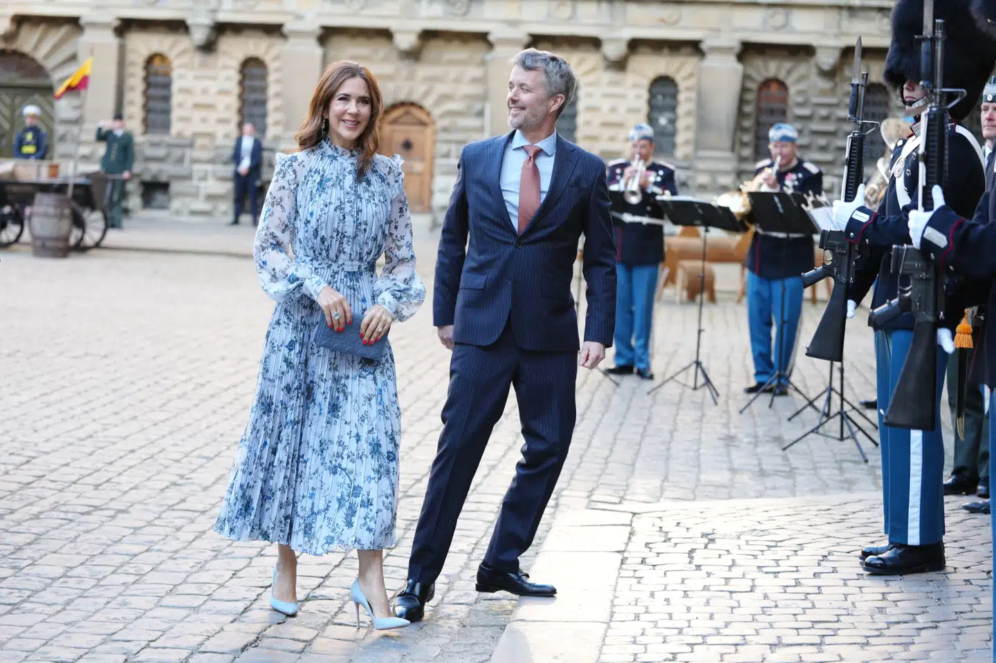 Kong Frederik og dronning Mary ankommer til den velkomstmiddag, som de onsdag aften er værter for på Kronborg Slot.
