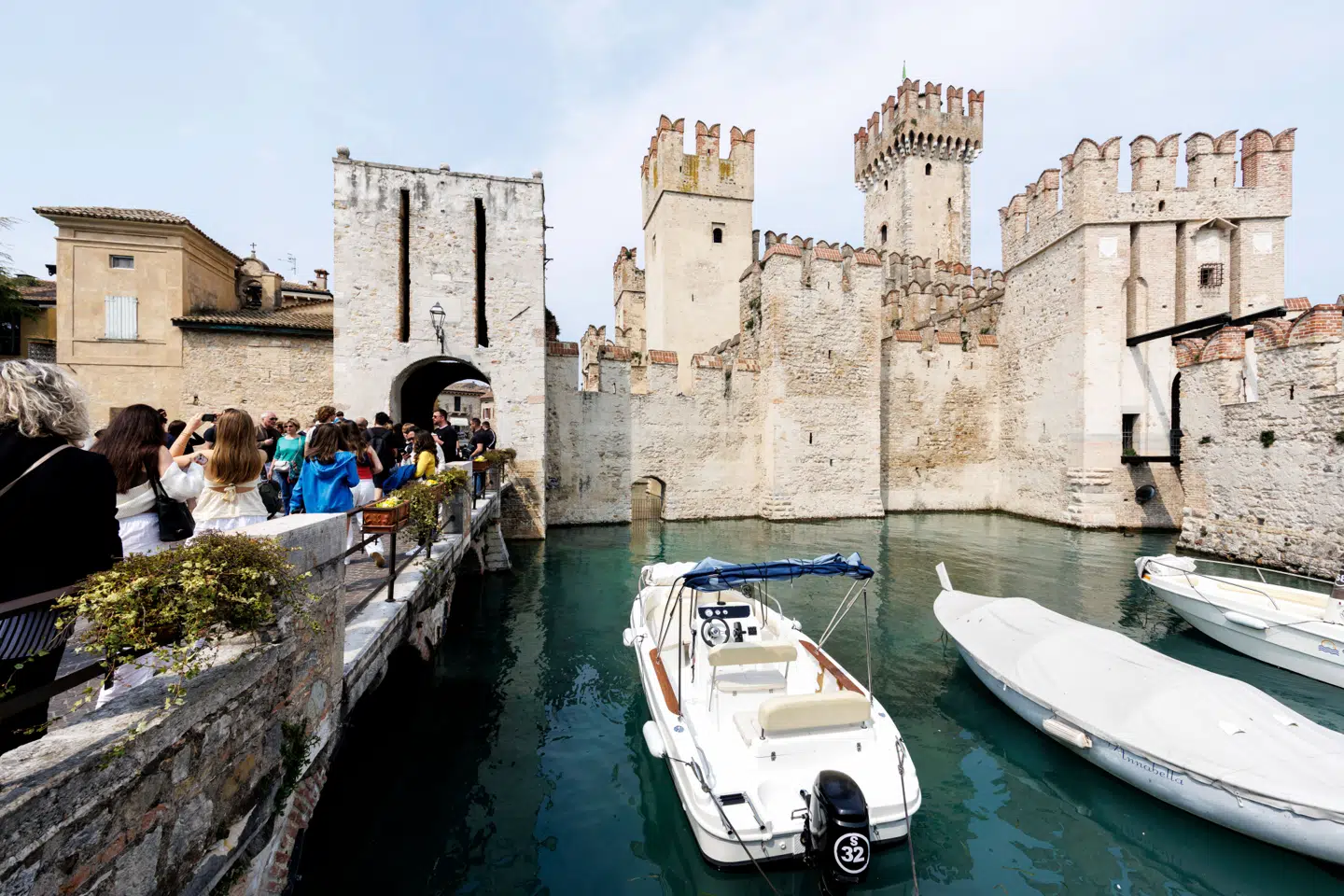 Her ses indgangen til Scaligero-slottet... fotograferet på en dag med noget færre besøgende.
