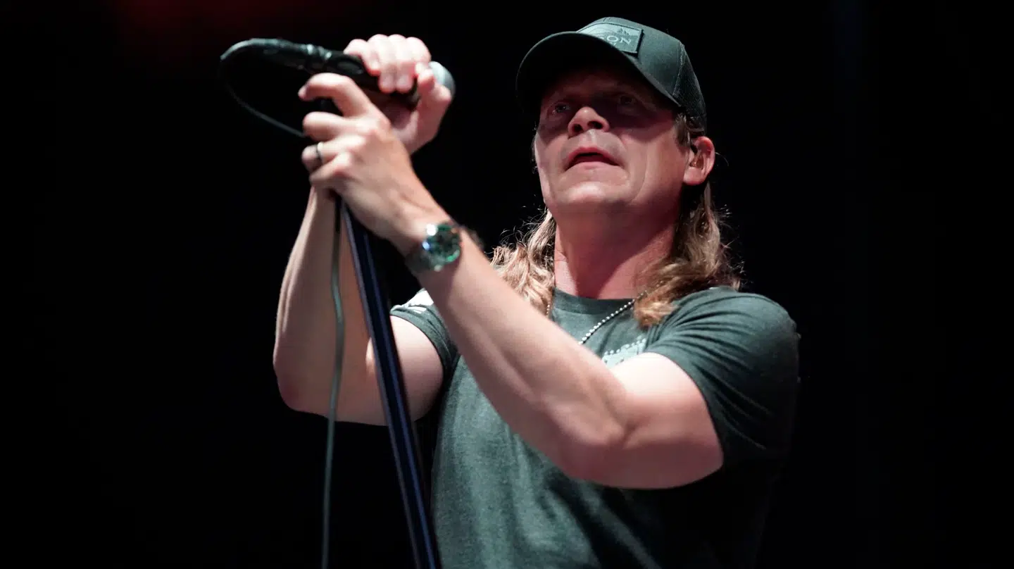 Brad Arnold er 46 år gammel.