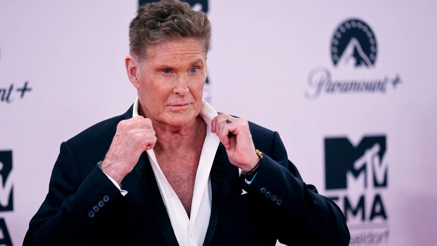 Baywatch-stjernen David Hasselhoff på 72 år er blevet set køre rundt i en kørestol i lufthavnen i Los Angeles.