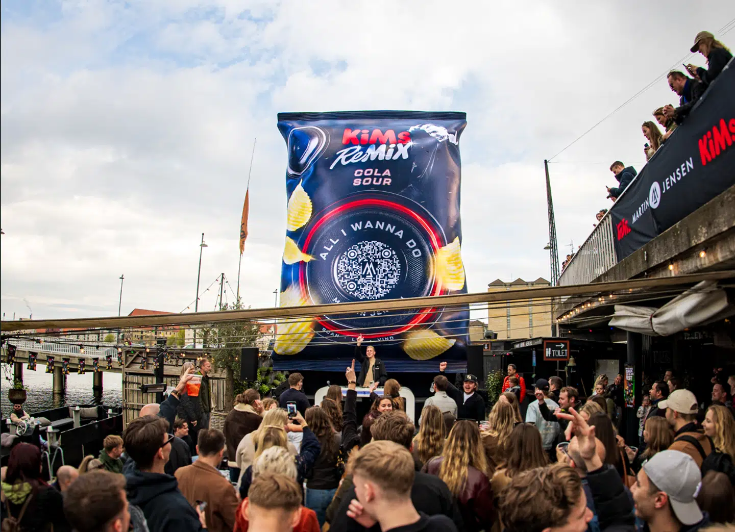 Høj musik og lanceringen af en ny smag til voksne skal relancere KiMs efter hård kritik af et samarbejde, der var målrettet børn. Berlingske tog med og lyttede til de nye toner.