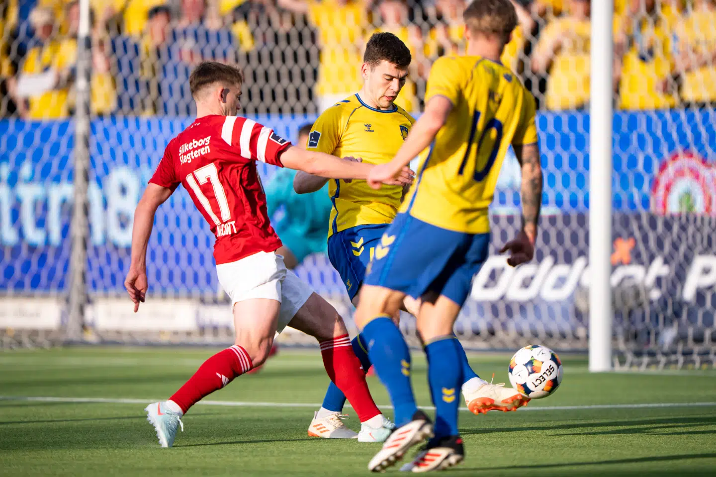 Brøndbys Jacob Rasmussen og Daniel Wass i kamp med Silkeborg IFs Callum McCowatt under den 2. semifinale i DBU Pokalen mellem Silkeborg og Brøndby på JYSK Park i Silkeborg onsdag den 7. maj 2025.