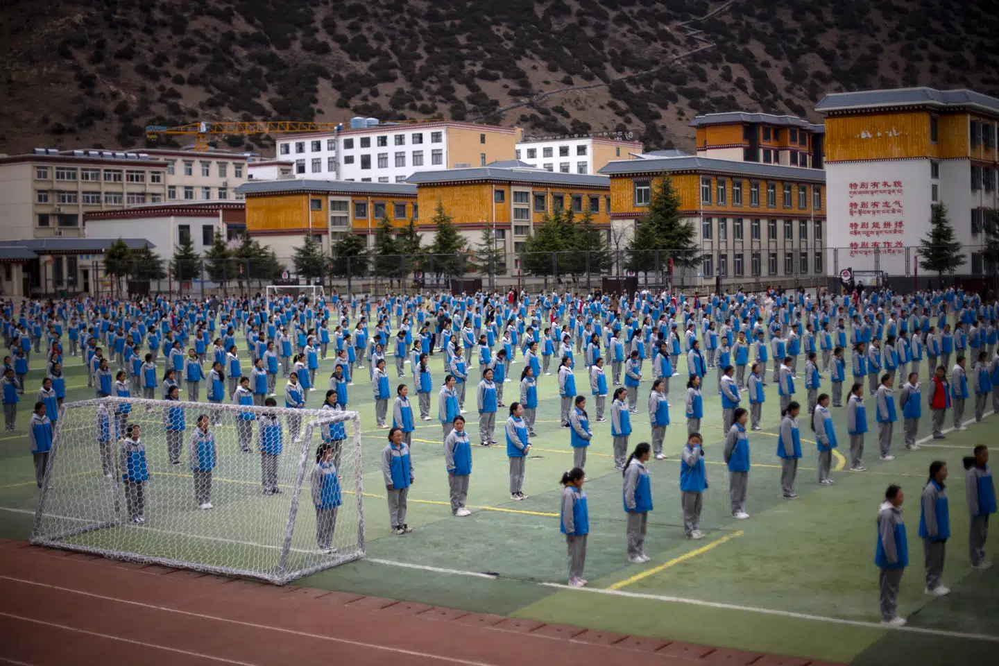 Elever gør sig klar til opvisning i forbindelse med en statsorganiseret medieturné. Foto: Andres Martinez Casares, Scanpix