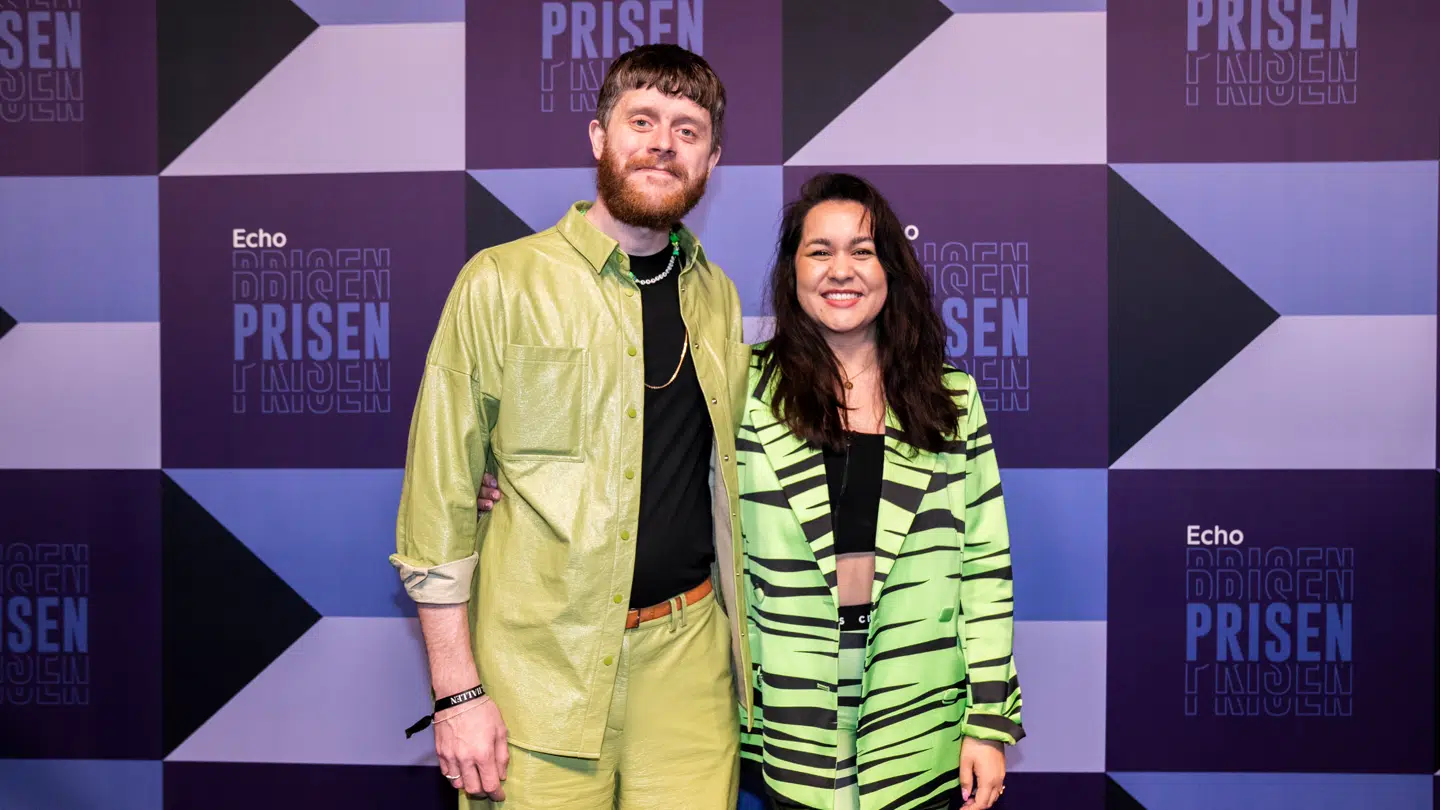 Natascha Brock med sin mand på den røde løber ved TV 2 Echos awardshow EchoPrisen i 2023.