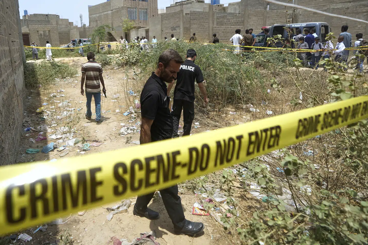 Pakistanske efterforskere undersøger et af de områder, hvor de indiske droner blev skudt ned.
