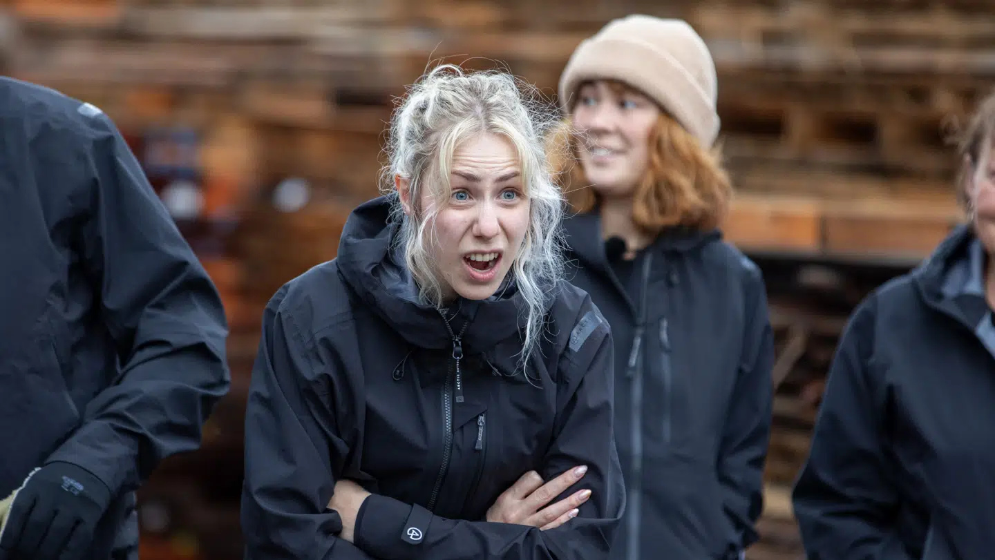 Twitch-streamer Marie Watson, da hun hører, at der er blevet budt 8.000 kroner i Lise Rønnes anonyme skjold-auktion.