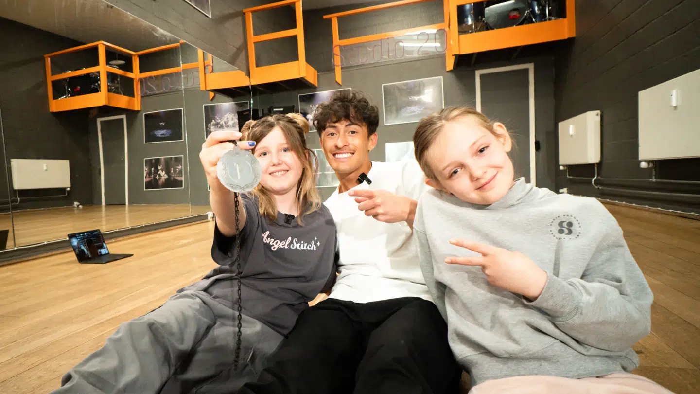 Nicky Andersen har valgt at donere 16.000 kroner af egen lomme til Børnecancerfonden. Her ses han med Alberte og Molle, der har haft kræft - og som han har skabt indsamlingen #Børnecancerdansen sammen med.