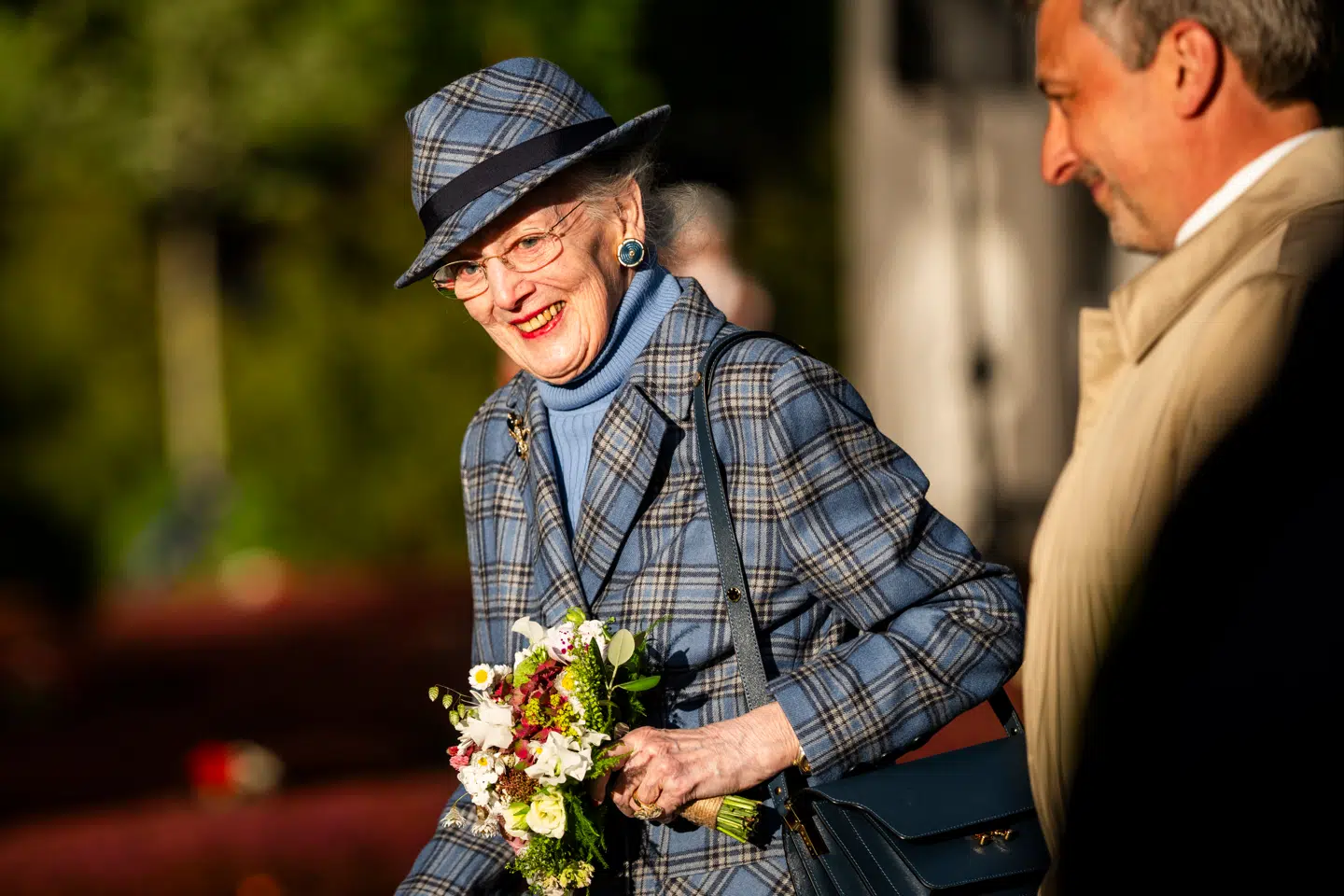 Dronning Margrethe blev sidst set offentligt i søndags, da hun var med til at markere 80-året for Danmarks befrielse ved en højtidelighed i Ryvangen den 4. maj 2025.