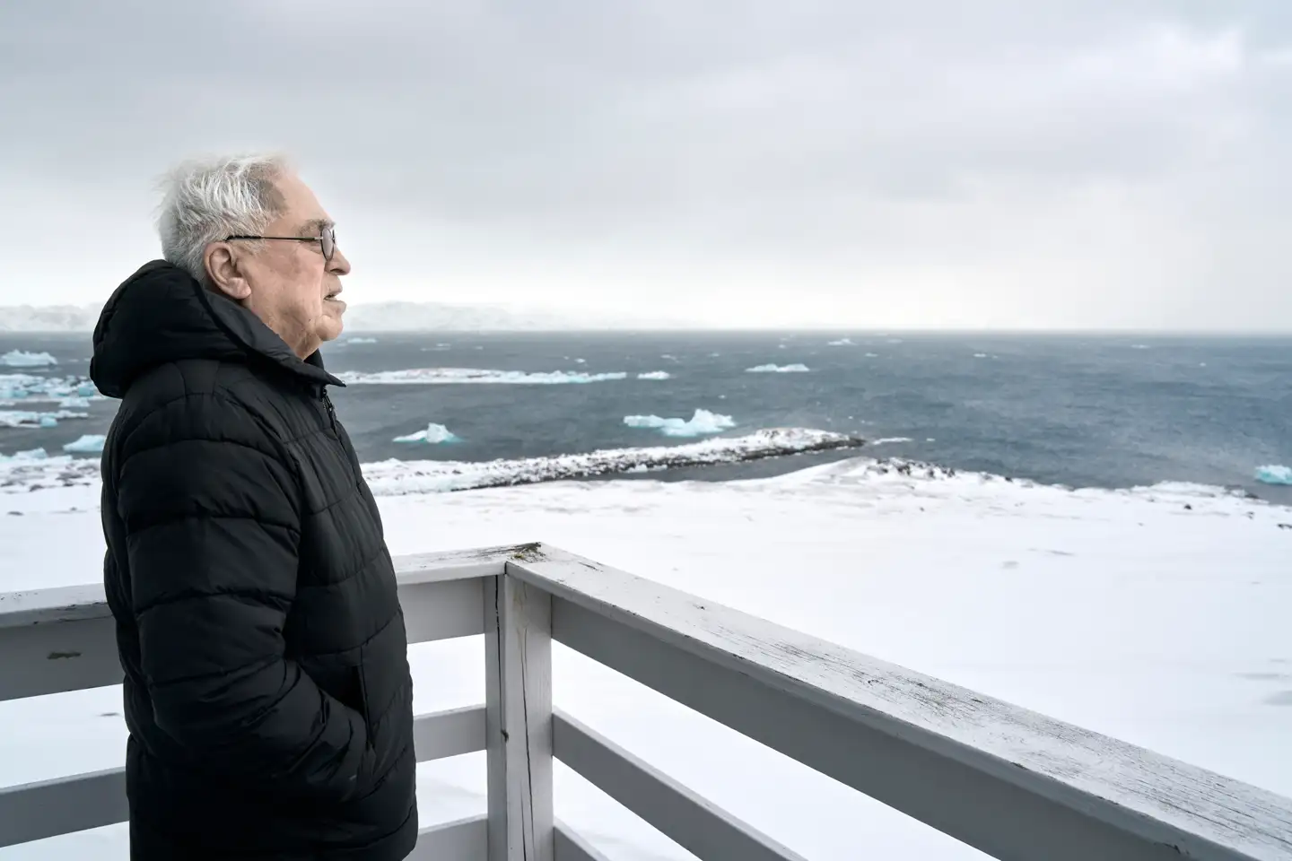 Aqqaluk Lynge i sit hjem ved Nuuk Fjord. Den tidligere politiker er stadig stærkt optaget af Grønland fremtid - og frygter for USA's indblanding i landet.