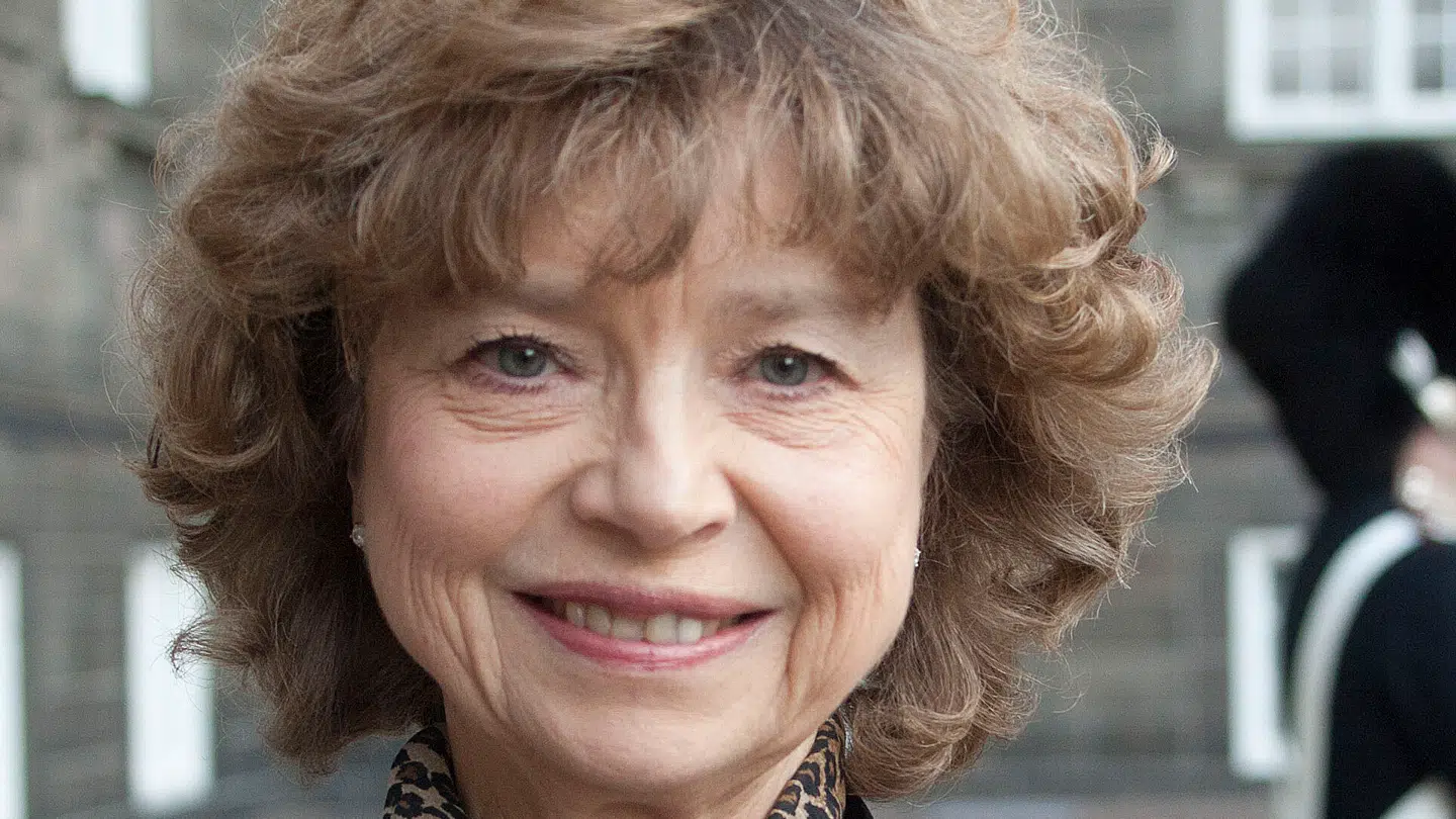 Dronning Margrethes veninde gennem mange år, Bente Scavenius, reagerer på dronningens indlæggelse.