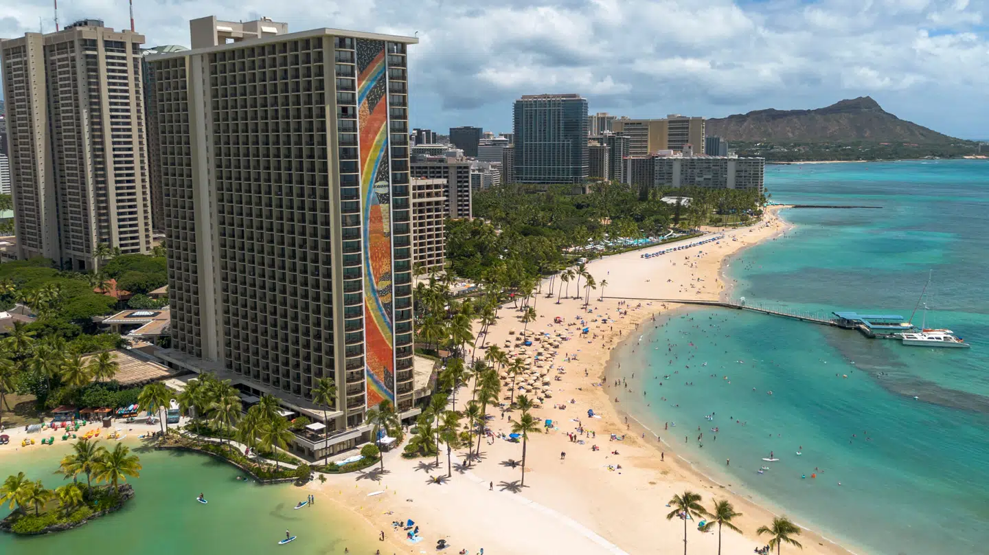 Det bliver fremover dyrere at booke overnatninger på Hawaii.