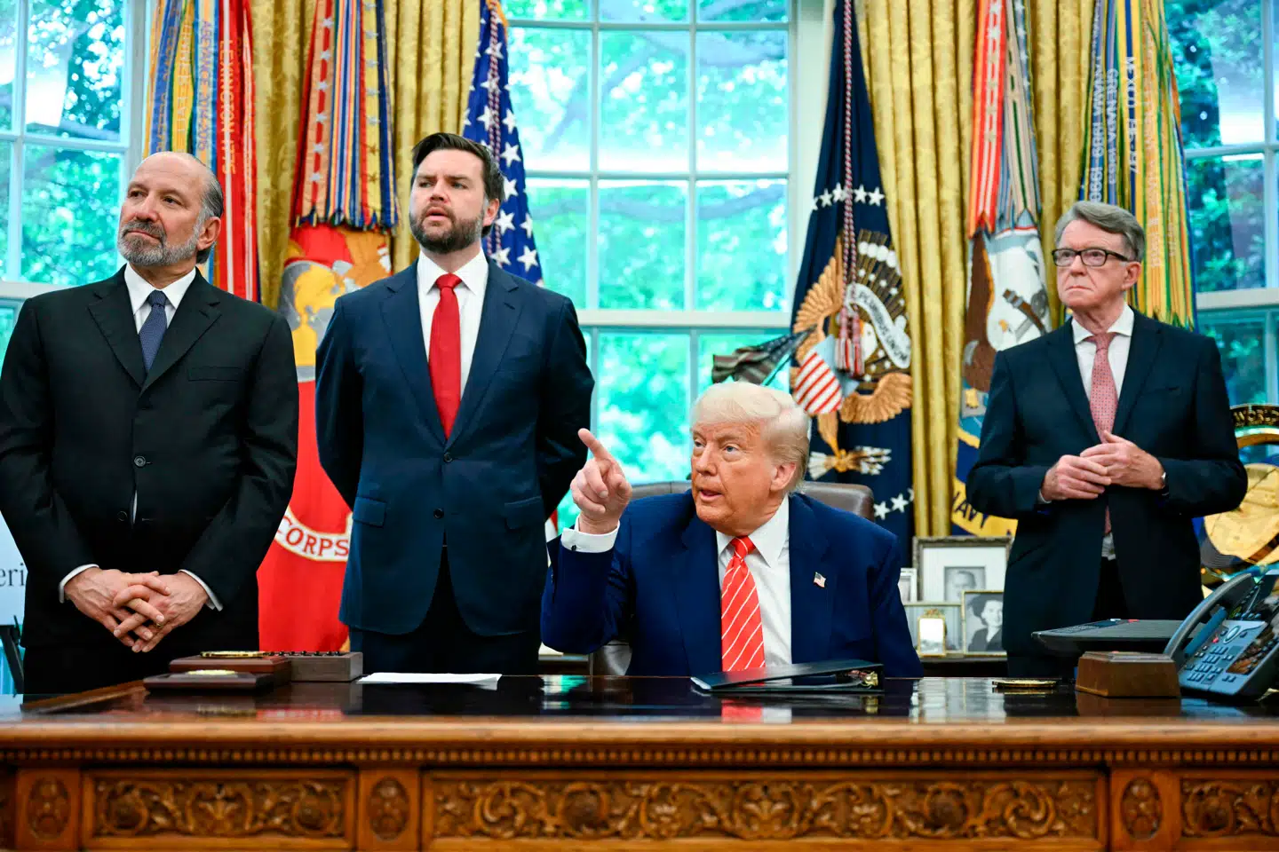 Trump præsenterer aftalen med Storbritannien.