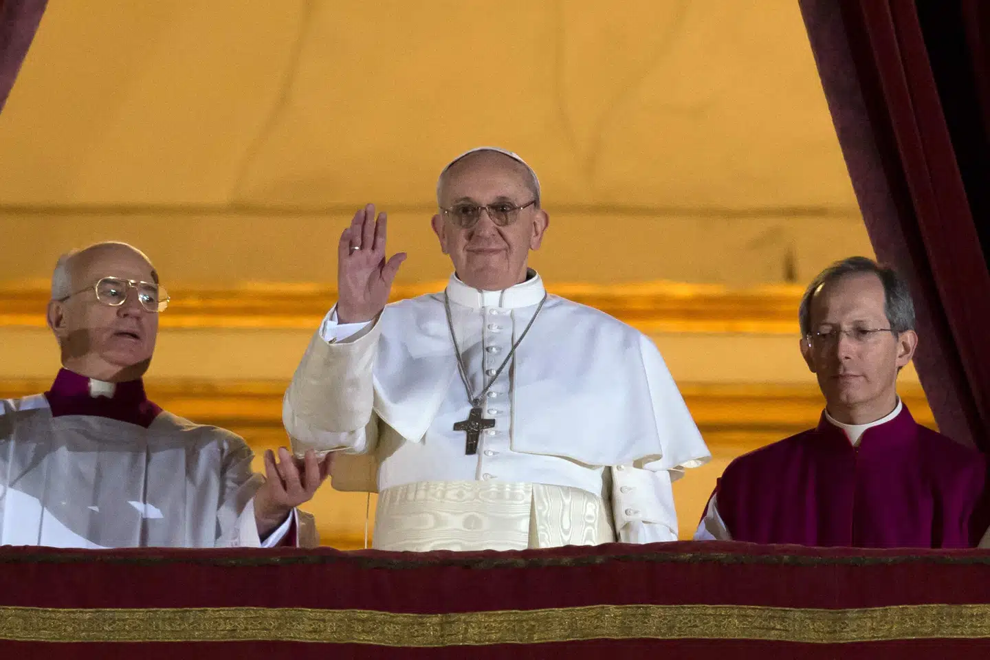 Paven er katolikkernes overhoved og viderefører kirken for apostlen Peter. Paven er siden 1059 blevet valgt af et konklave. På billedet ses pave Frans, efter at han blev valgt i 2013. (Arkivfoto).