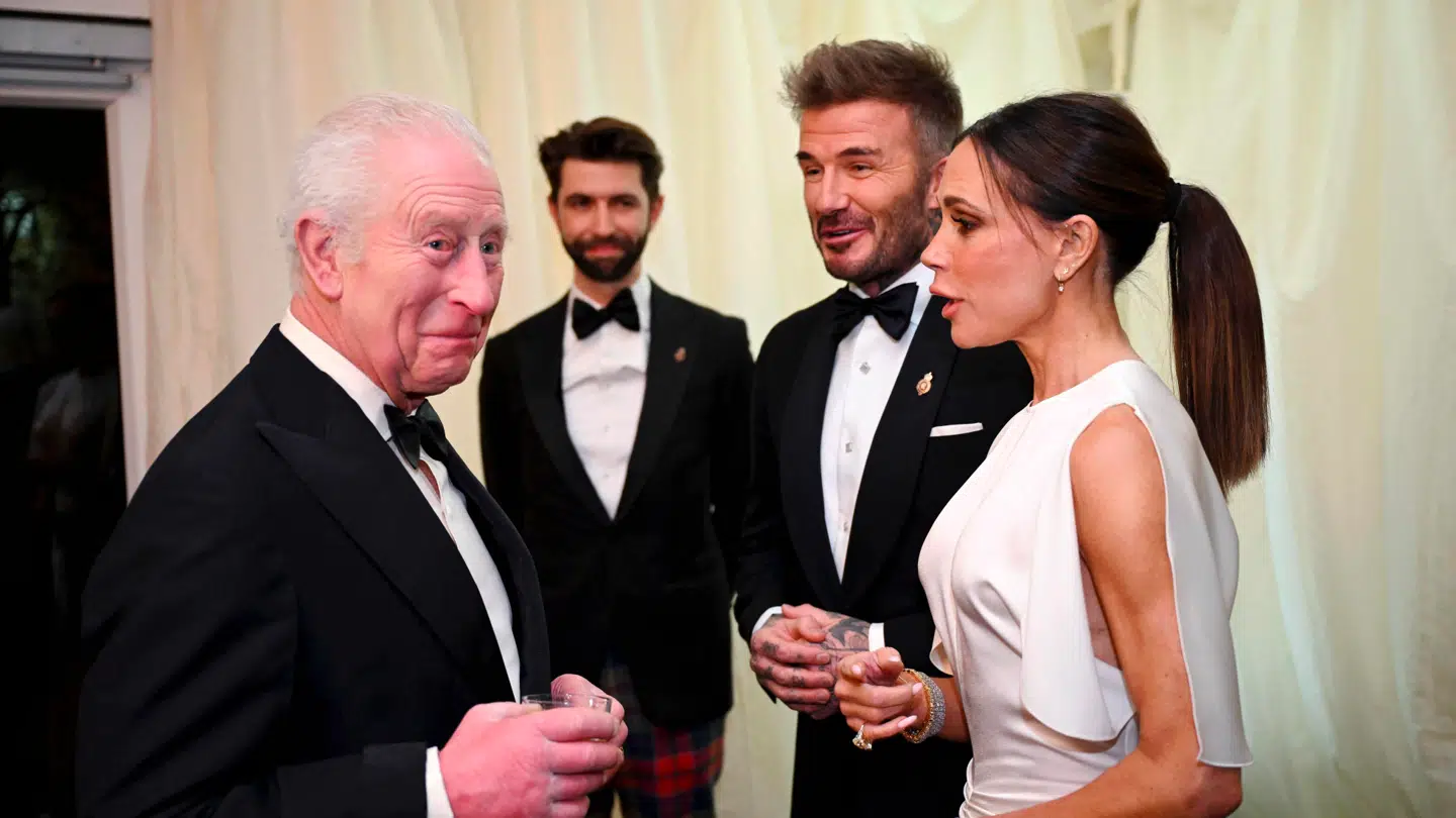 Her er parret sammen med den britiske kong Charles.