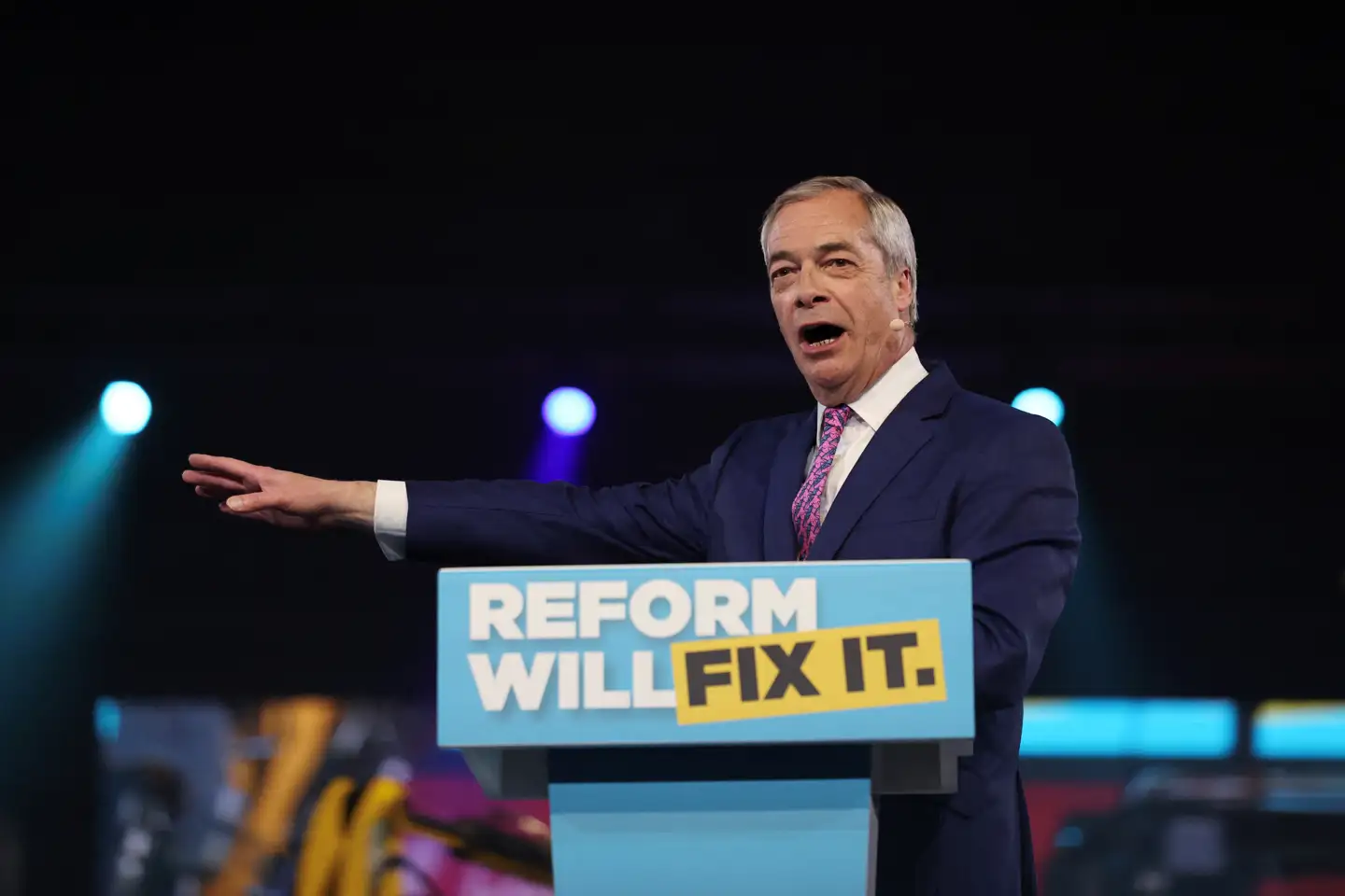 Nigel Farage har flirtet så meget med Trump, at det ifølge en gængs teori burde belaste ham. Alligevel ryddede hans Reform UK-parti bordet ved lokalvalget i Storbritannien 1. maj.