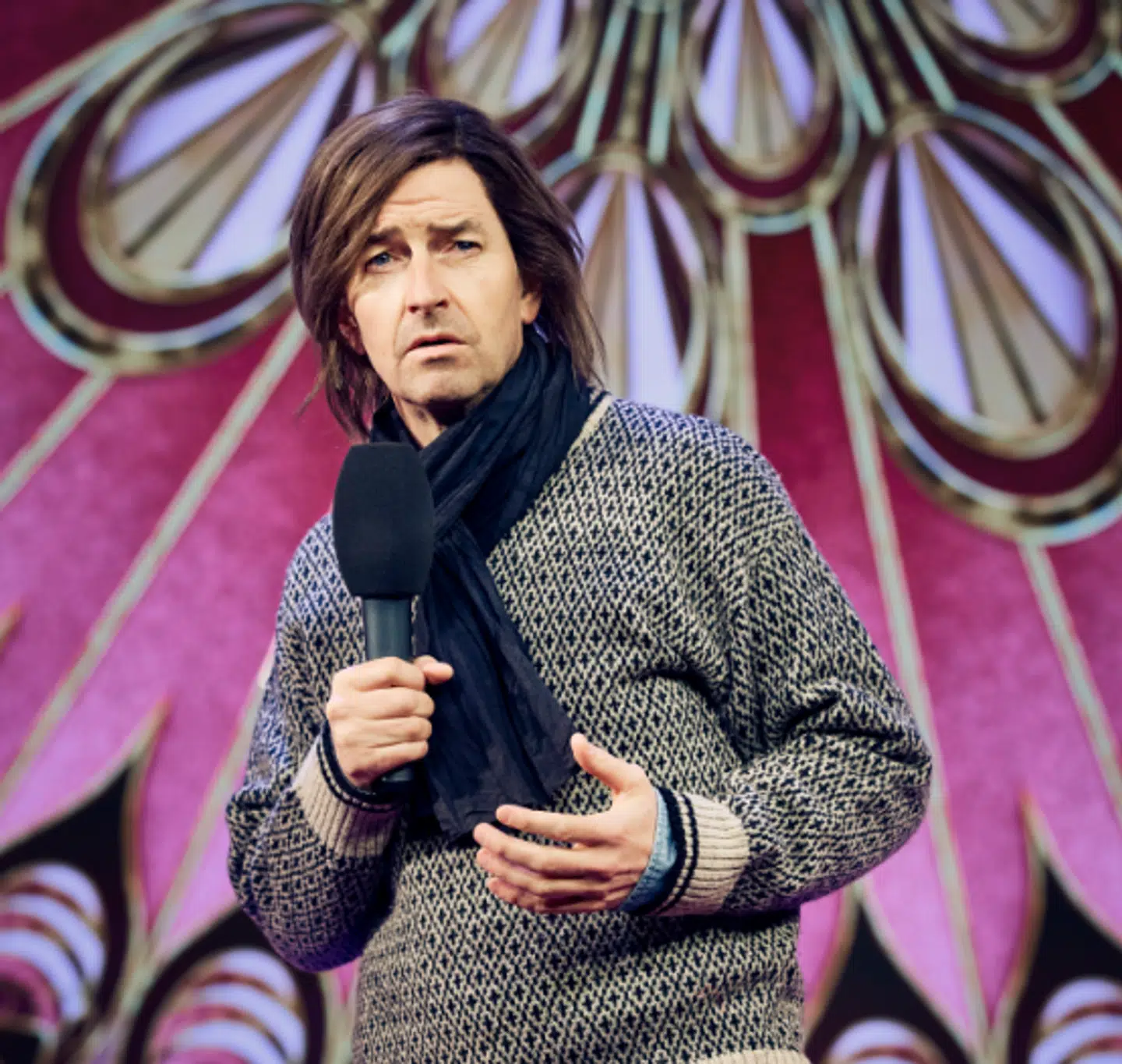 Mads Knarreborg laver en genial parodi på DR-journalisten Anders Agger.