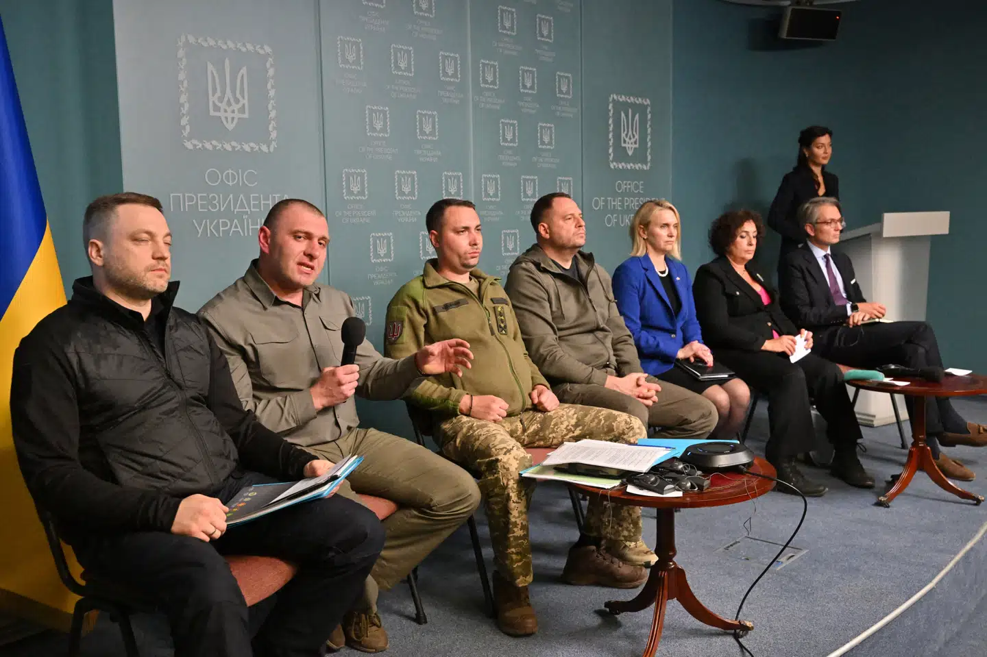 Tobias Thyberg har tidligere været Sveriges ambassadør i Ukraine og ses på stolen yderst til højre under et møde med andre landes ambassadører i Ukraine den 22. september 2022.