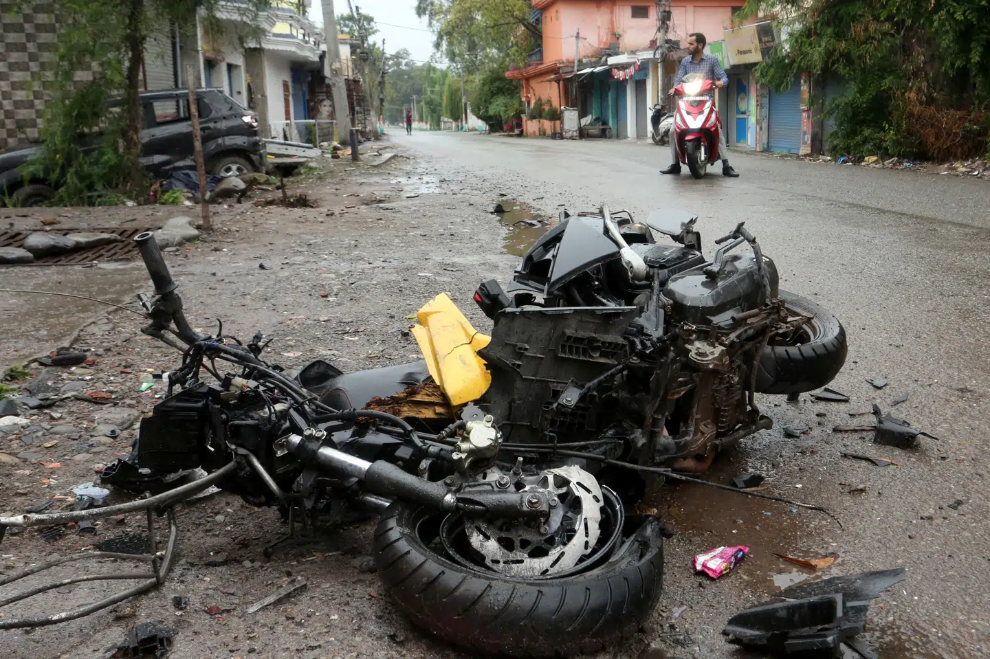 En scooter ses torsdag efter at være blevet ødelagt af beskydning på tværs af de facto-grænsen mellem Indien og Pakistan.