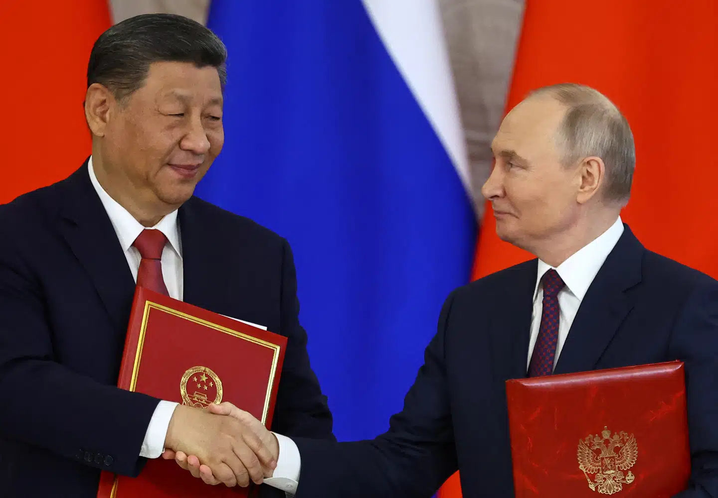 Kina og Ruslands præsident mødes flere gange i disse dage. Her ses deres møde torsdag, der foregik i Kreml i Moskva.