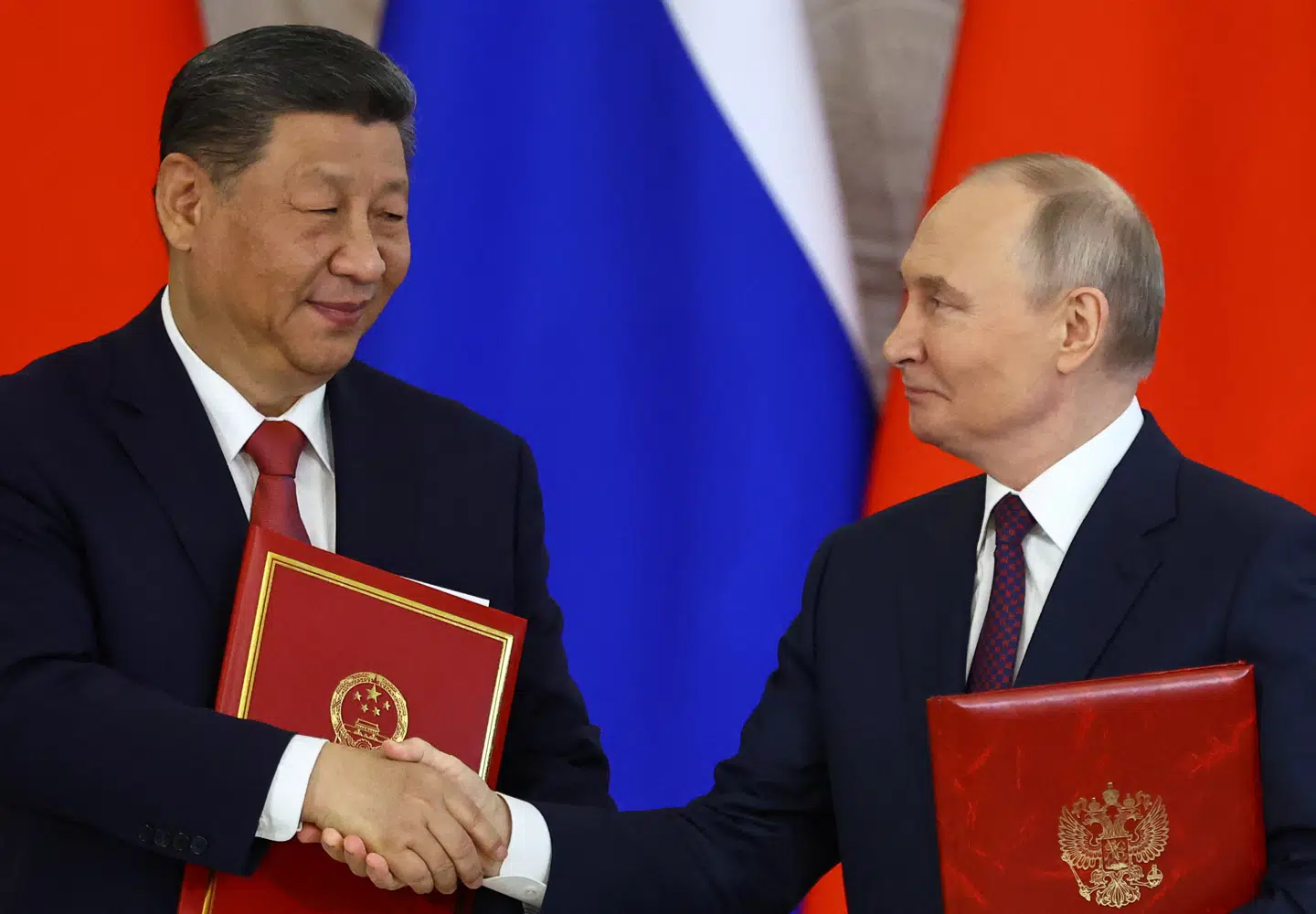 Kina og Ruslands præsident mødes flere gange i disse dage. Her ses deres møde torsdag, der foregik i Kreml i Moskva.