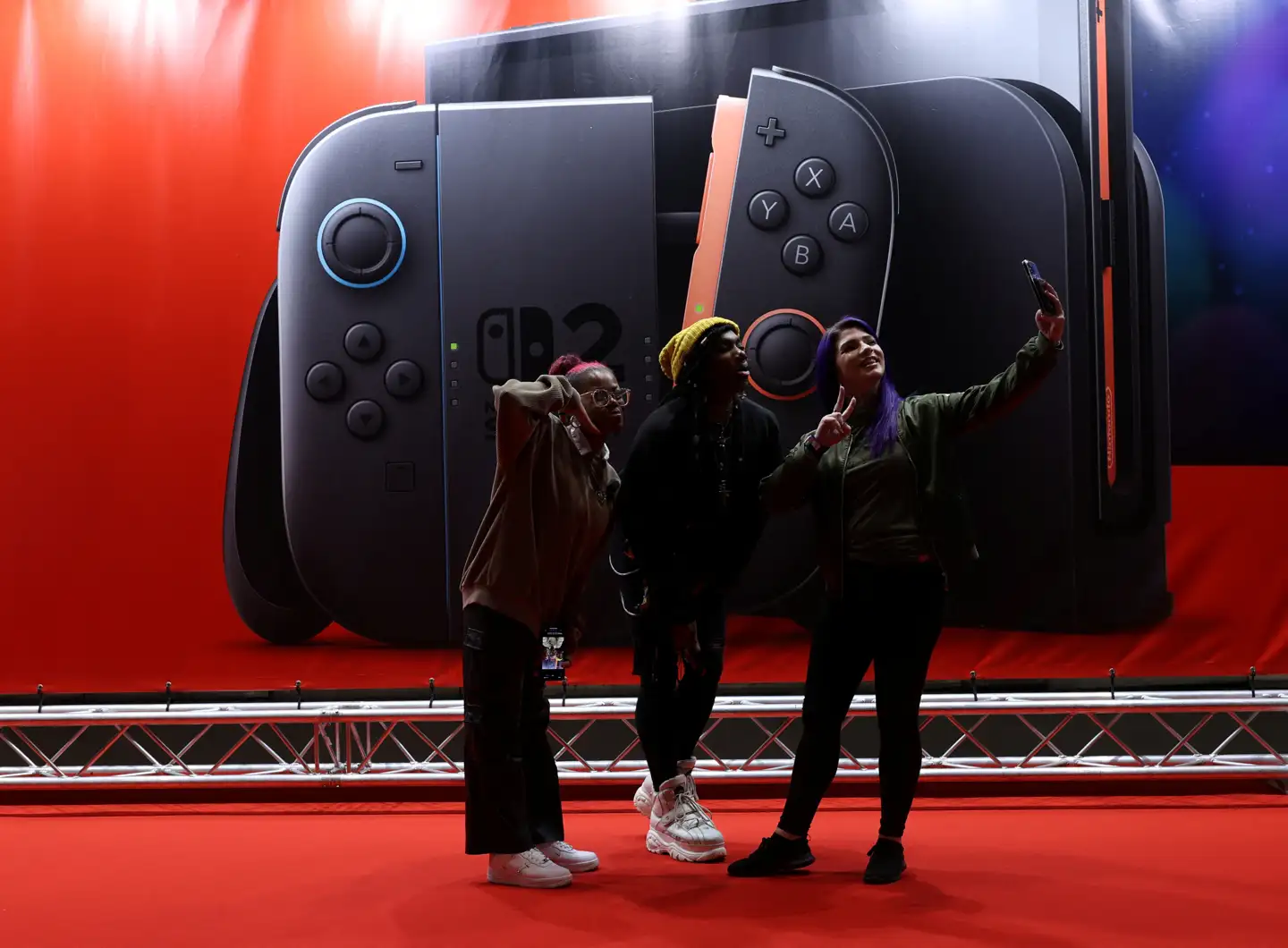 Fans poserer foran et kæmpe billede af den nye Switch 2-spillekonsol fra Nintendo, som om en måned kommer i handelen.