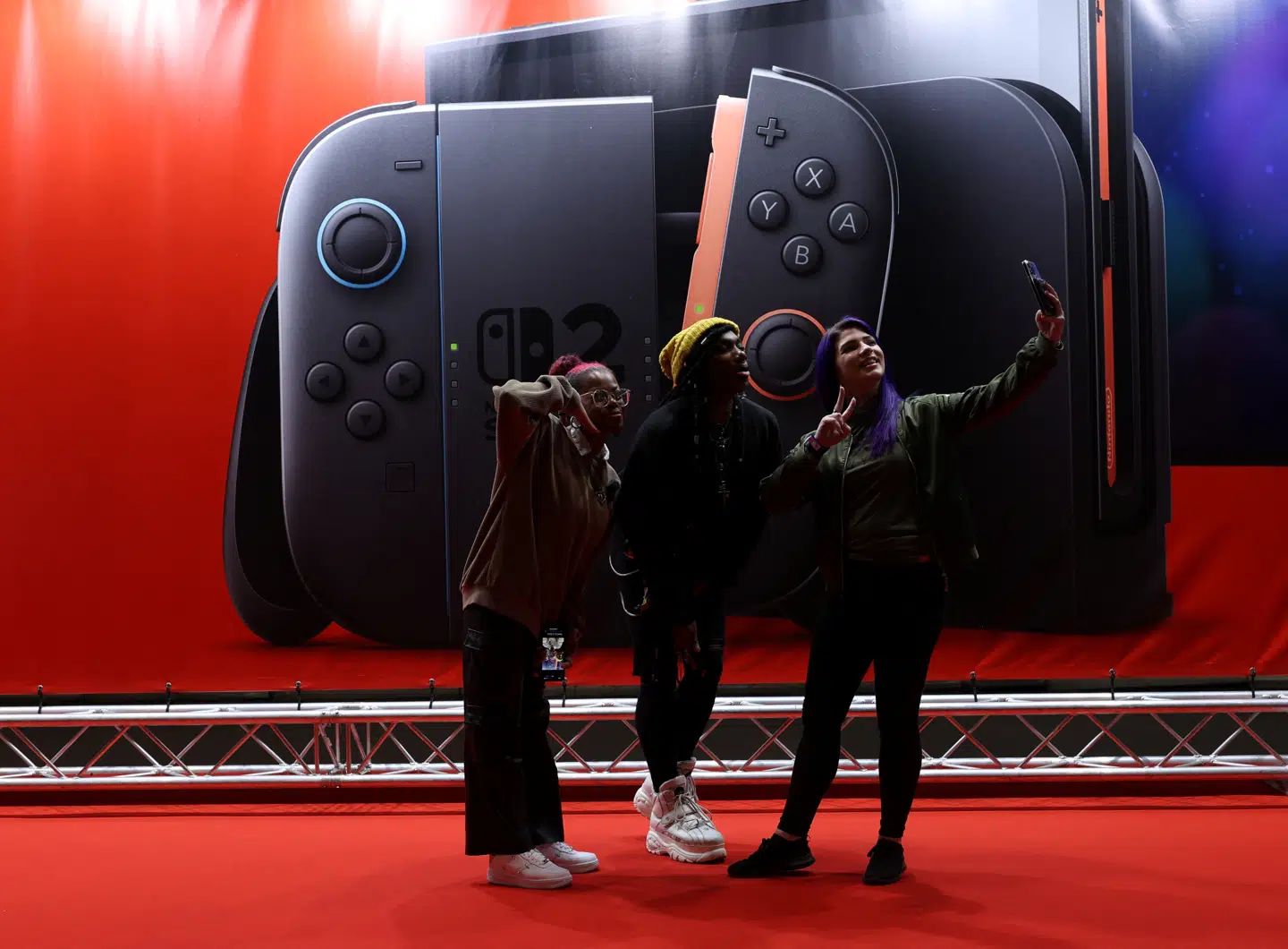 Fans poserer foran et kæmpe billede af den nye Switch 2-spillekonsol fra Nintendo, som om en måned kommer i handelen.