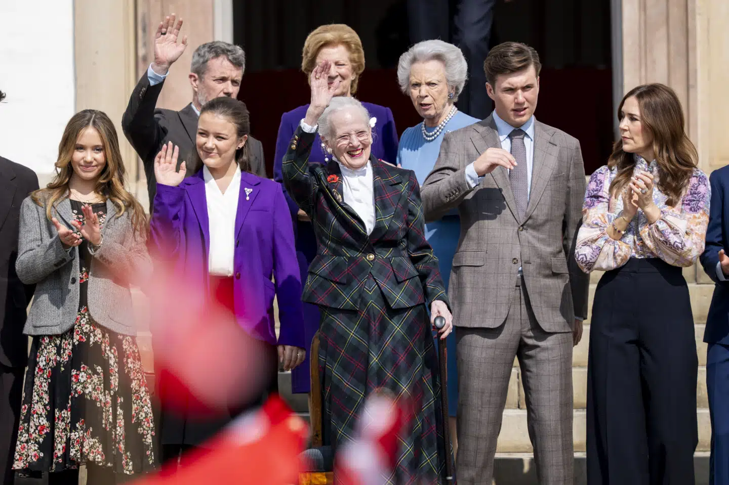 Flankeret af den kongelige familie fejrede dronning Margrethe sin fødselsdag 16. april på Fredensborg Slot. Hun vender retur til slottet, når hun i løbet af weekenden ventes udskrevet fra Rigshospitalet. (Arkivfoto).