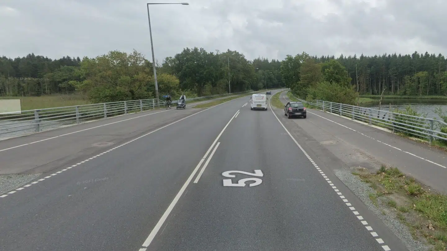 Det var her, Karoline Olivia og veninden var ude at gå tur, da der pludselig blev kastet et kanonslag fra en rød bil.