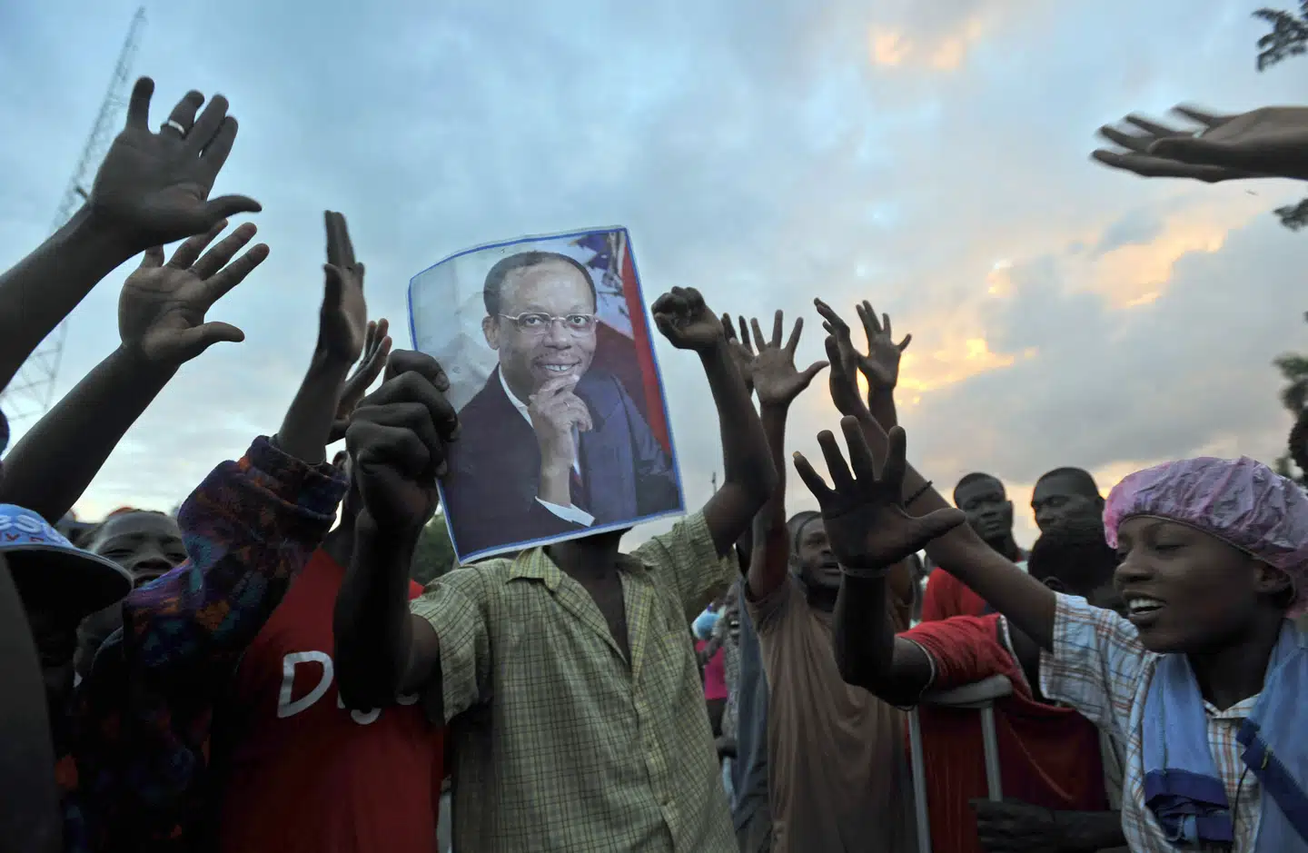 Demonstranter i Port-au-Prince i 2010. På billedet er det den tidligere præsident i Haiti, Jean-Bertrand Aristide. Foto: Lynsey Addario, Scanpix