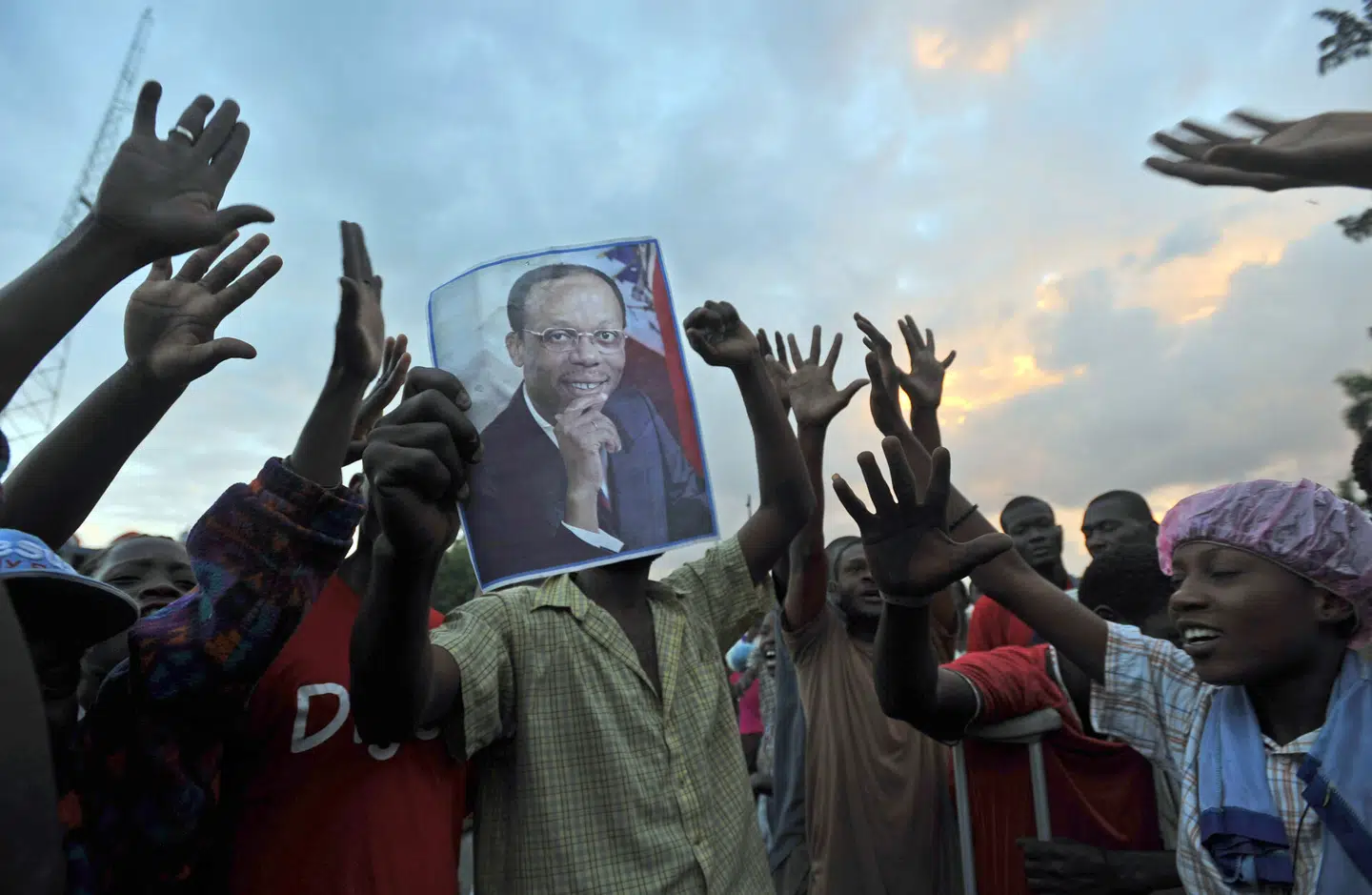 Demonstranter i Port-au-Prince i 2010. På billedet er det den tidligere præsident i Haiti, Jean-Bertrand Aristide. Foto: Lynsey Addario, Scanpix