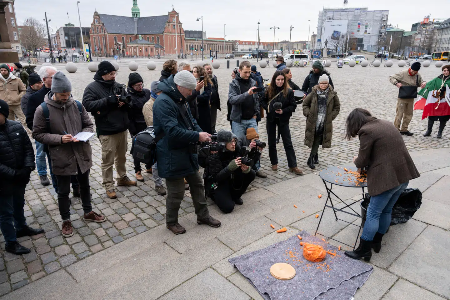 Firoozeh Bazrafkan, en iranskfødt kunstner, lavede en happening foran Christiansborg i København i protest mod koranloven. (Arkivfoto)