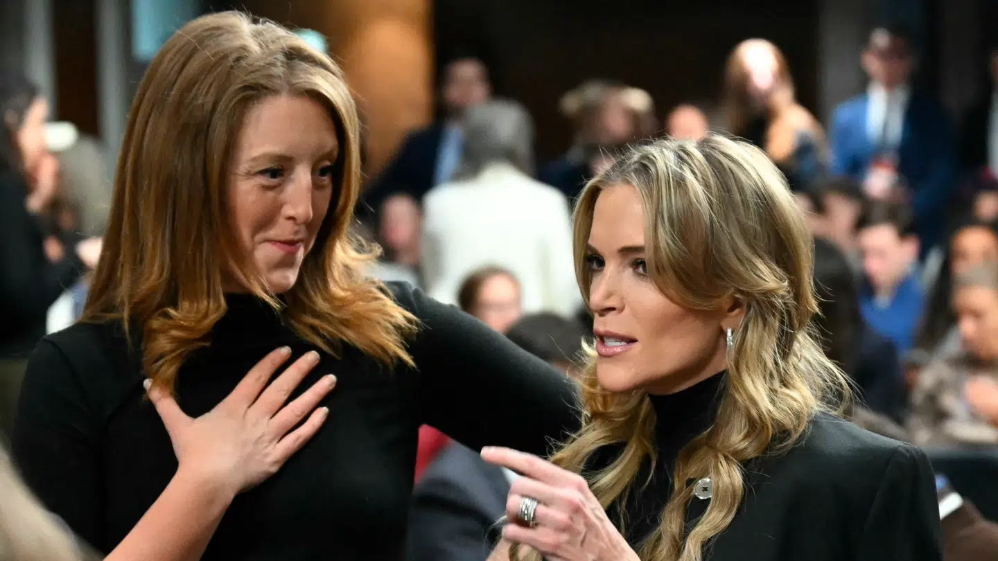 Casey Means (tv.) ses her med podcasteren Megyn Kelly (th.).