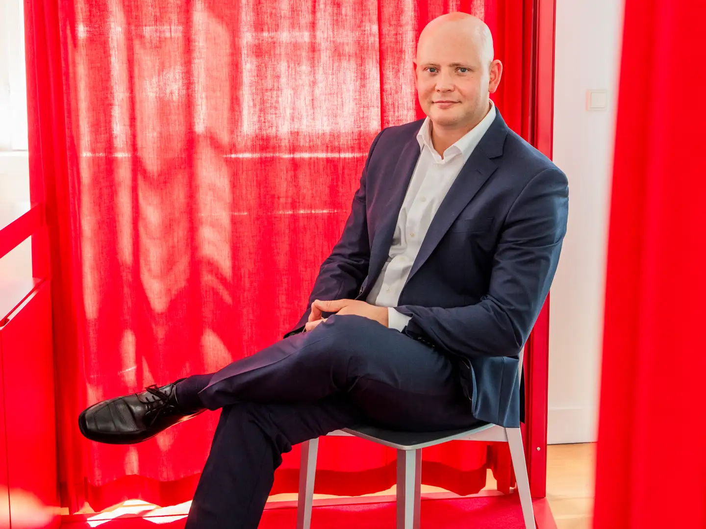 »Man kunne forestille sig, at der kom et krav om, at radioværter og journalister skal undgå engelske ord og afkræve danske oversættelser af interviewede personer, der slynger om sig med indforståede engelske gloser og vendinger, som ikke alle forstår,« skriver Michael Falkendorf. På billedet ses kulturminister Jakob Engel-Schmidt (M).