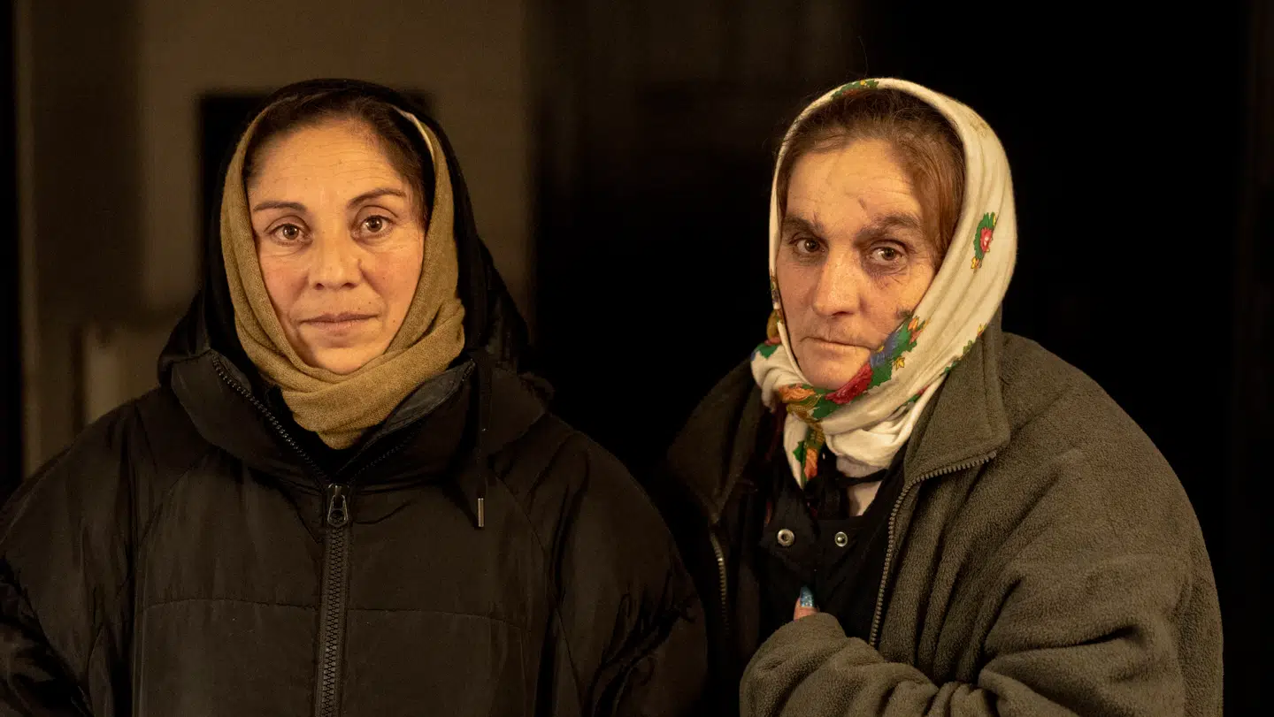 Kirkens Korshær kalder nu på politisk handling over for udenlandske hjemløse i Danmark. Her ses rumænske Claudia Spiridon (tv) og Angelica Ghinea (th). Billedet er blevet taget i forbindelse med, at to kunstnere havde spændt et sejl ud over pladsen foran Mariakirken på Vesterbro, som gav læ til de hjemløse, der hver nat sov foran kirken.