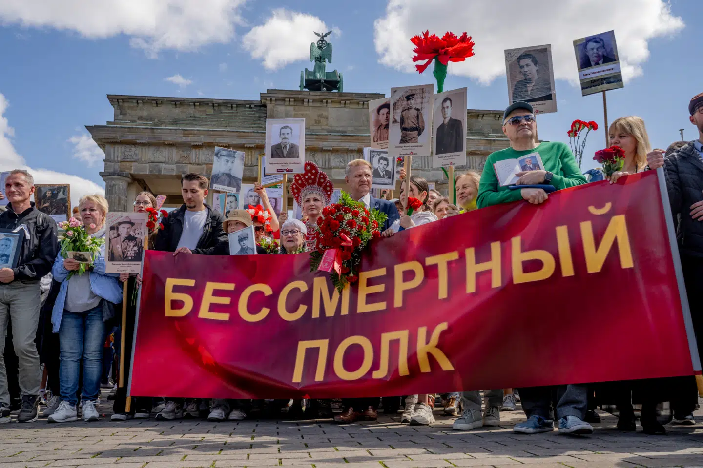 Russere fra hele Tyskland samles fredag i Berlin for at marchere i det »udødelige regiment« med portrætter af deres forfædre, der kæmpede i Anden Verdenskrig.