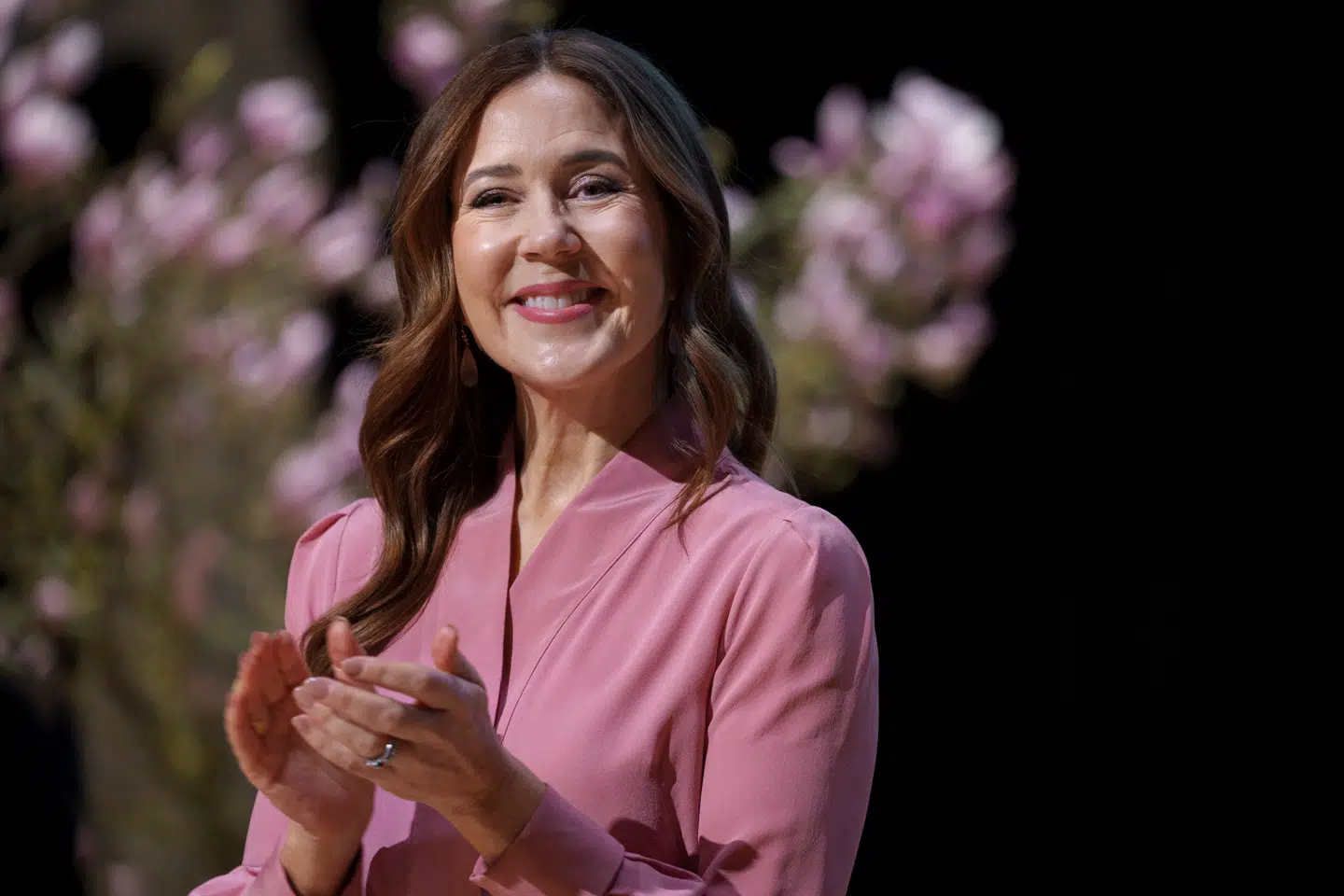 ARKIV. Dronning Mary havde god humor og svarede kækt igen på de unge mænds forespørgsel.