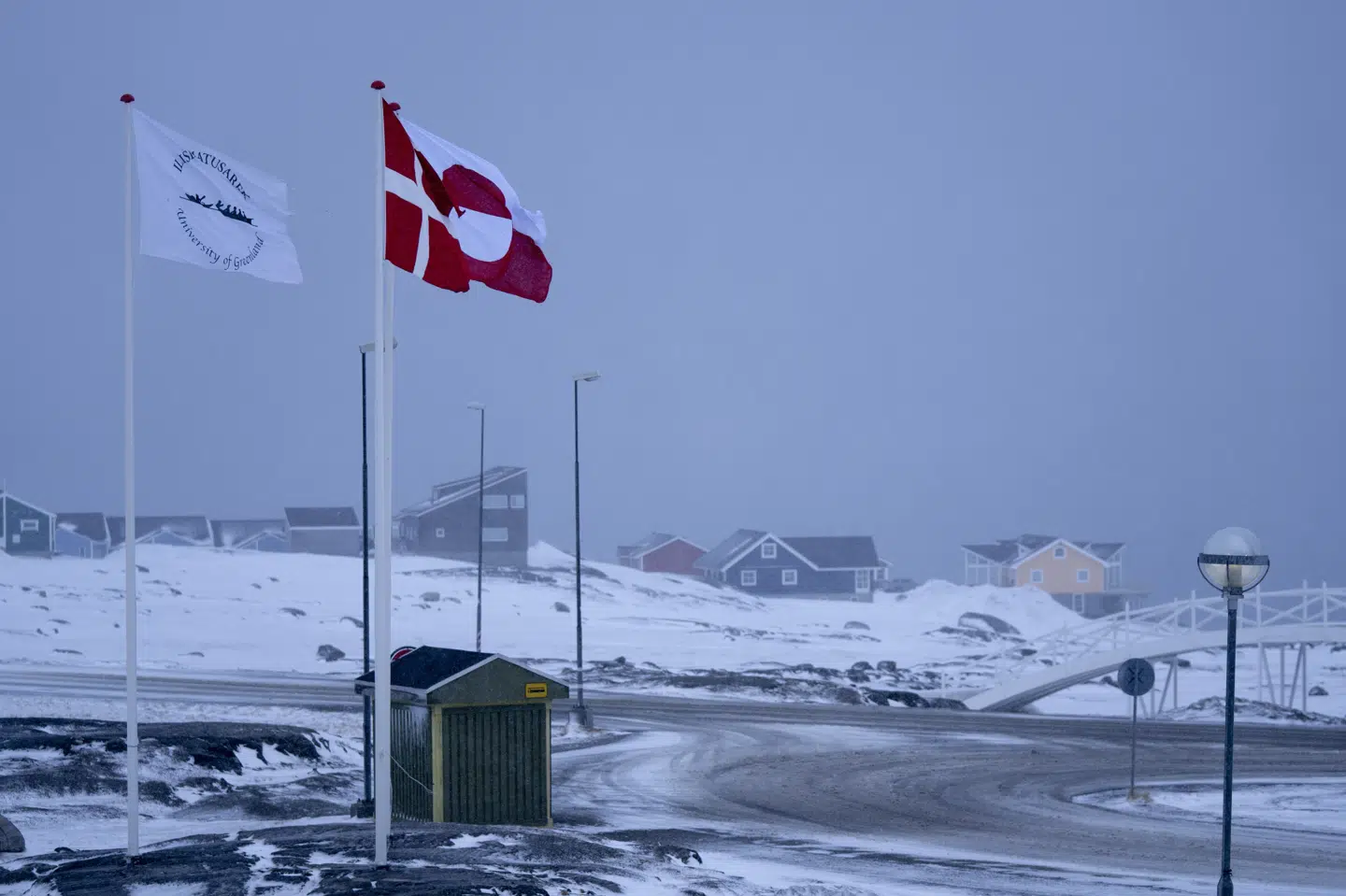 Det danske og grønlandske flag står ved siden af hinanden under kong Frederiks besøg i Nuuk i april.
