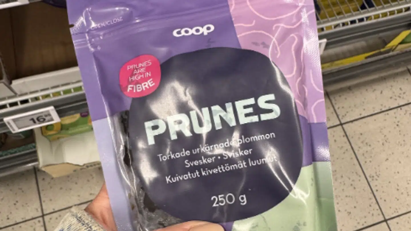 Her ses et billede af en emballage fra et supermarked i en af Coops butikker, hvor der med store bogstaver står 'PRUNES', der er det engelske ord for svesker.